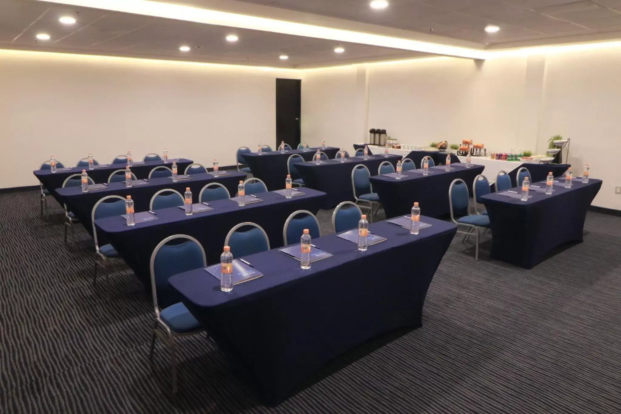 Meeting/conference room in Holiday Inn Express San Luis Potosí, an IHG Hotel