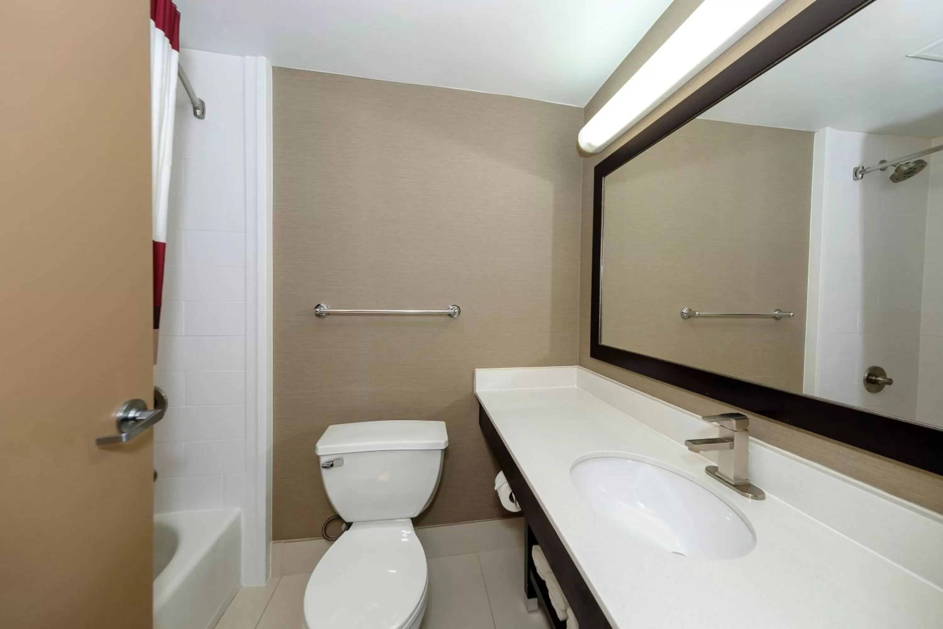 Bathroom in Red Roof Inn & Suites Newburgh - Stewart Airport West Point