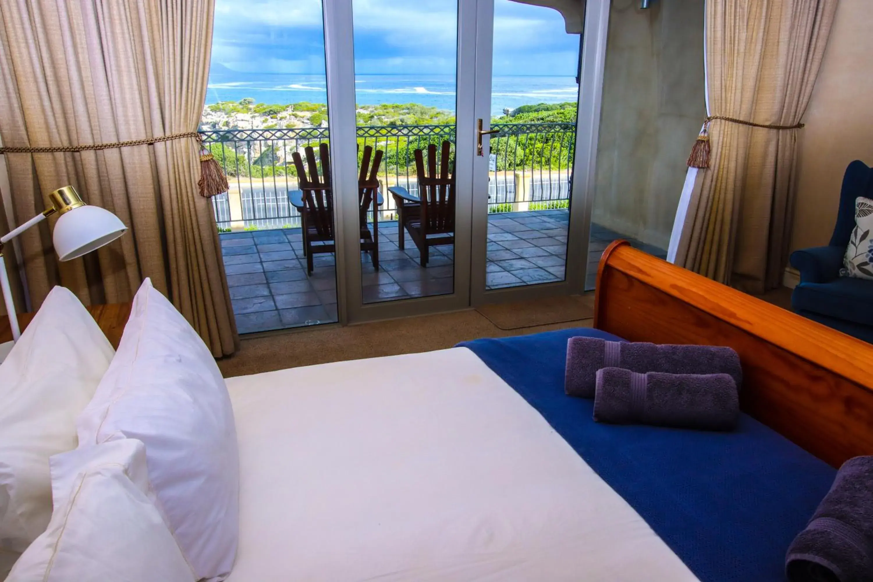 Bed in On The Cliff Guest House