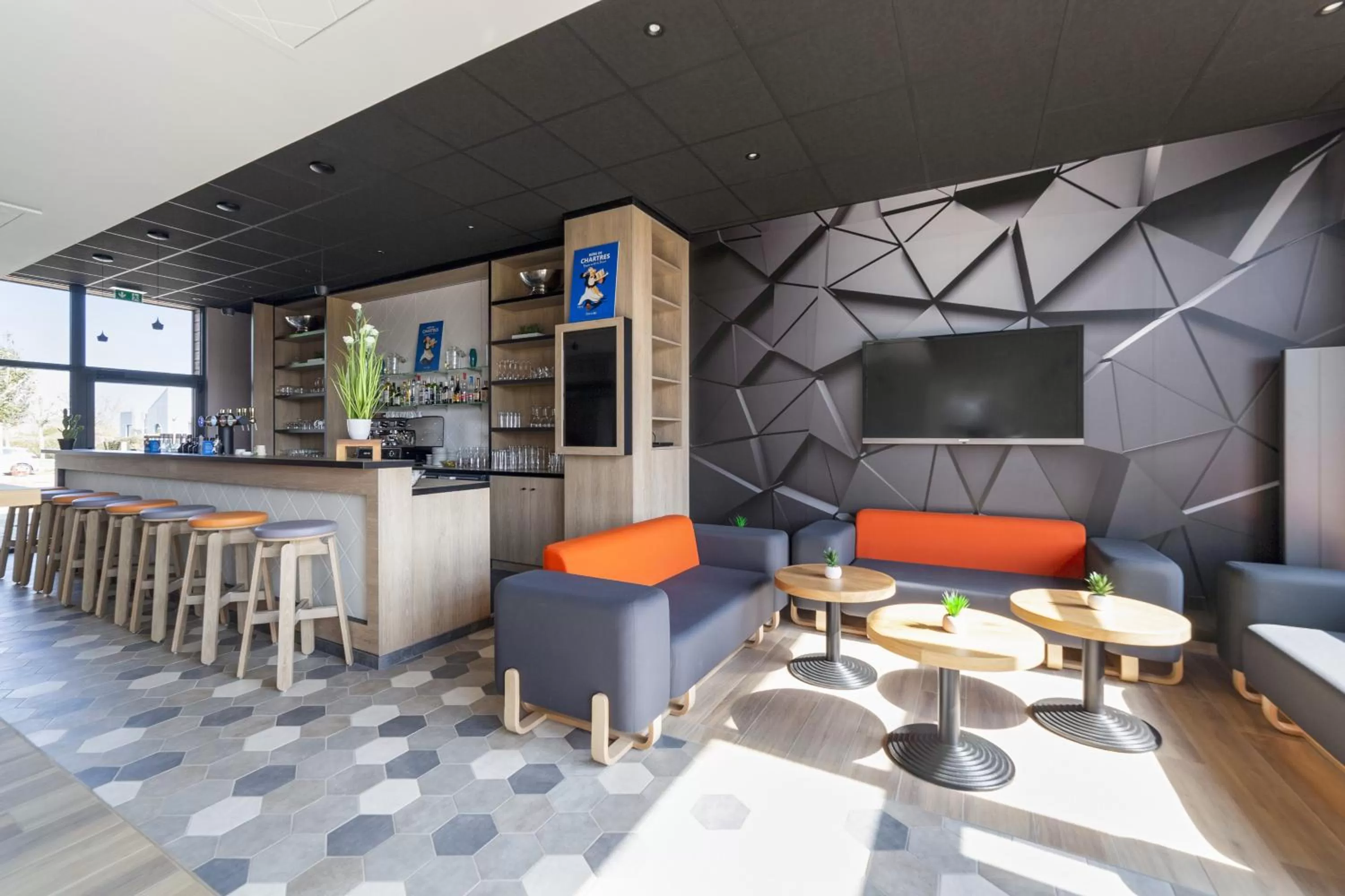 Lounge or bar in Campanile Chartres