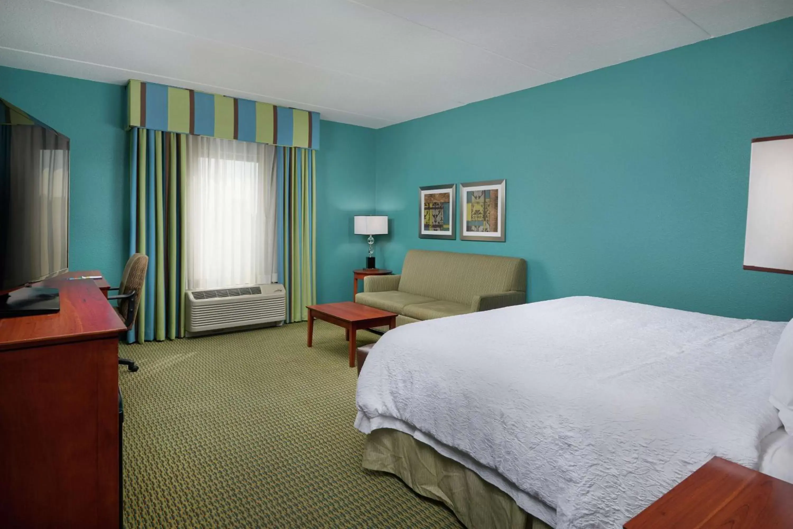 Bedroom, Bed in Hampton Inn Bermuda Run / Advance