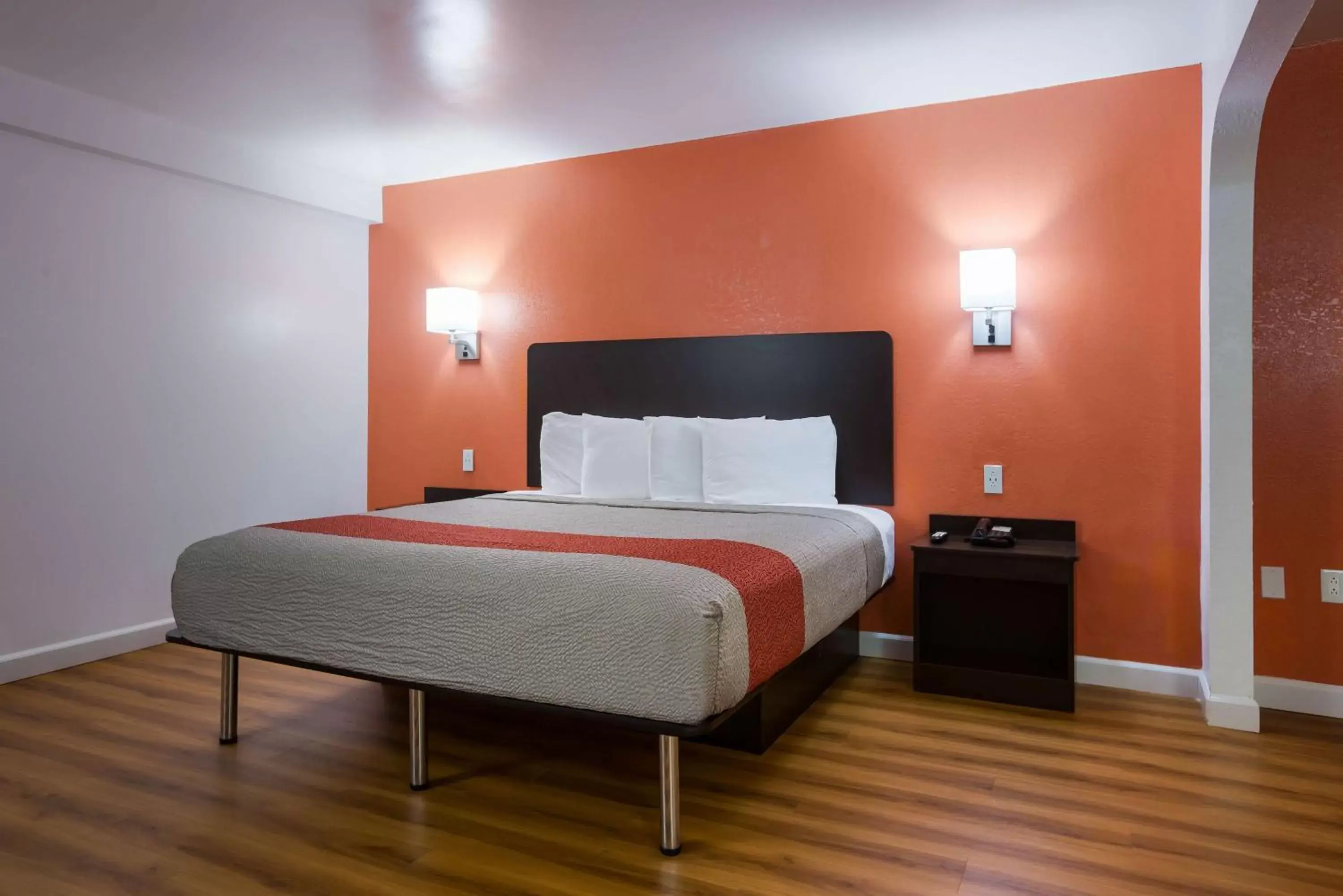 Photo of the whole room, Bed in Motel 6-Suwanee, GA - Gwinnett Center