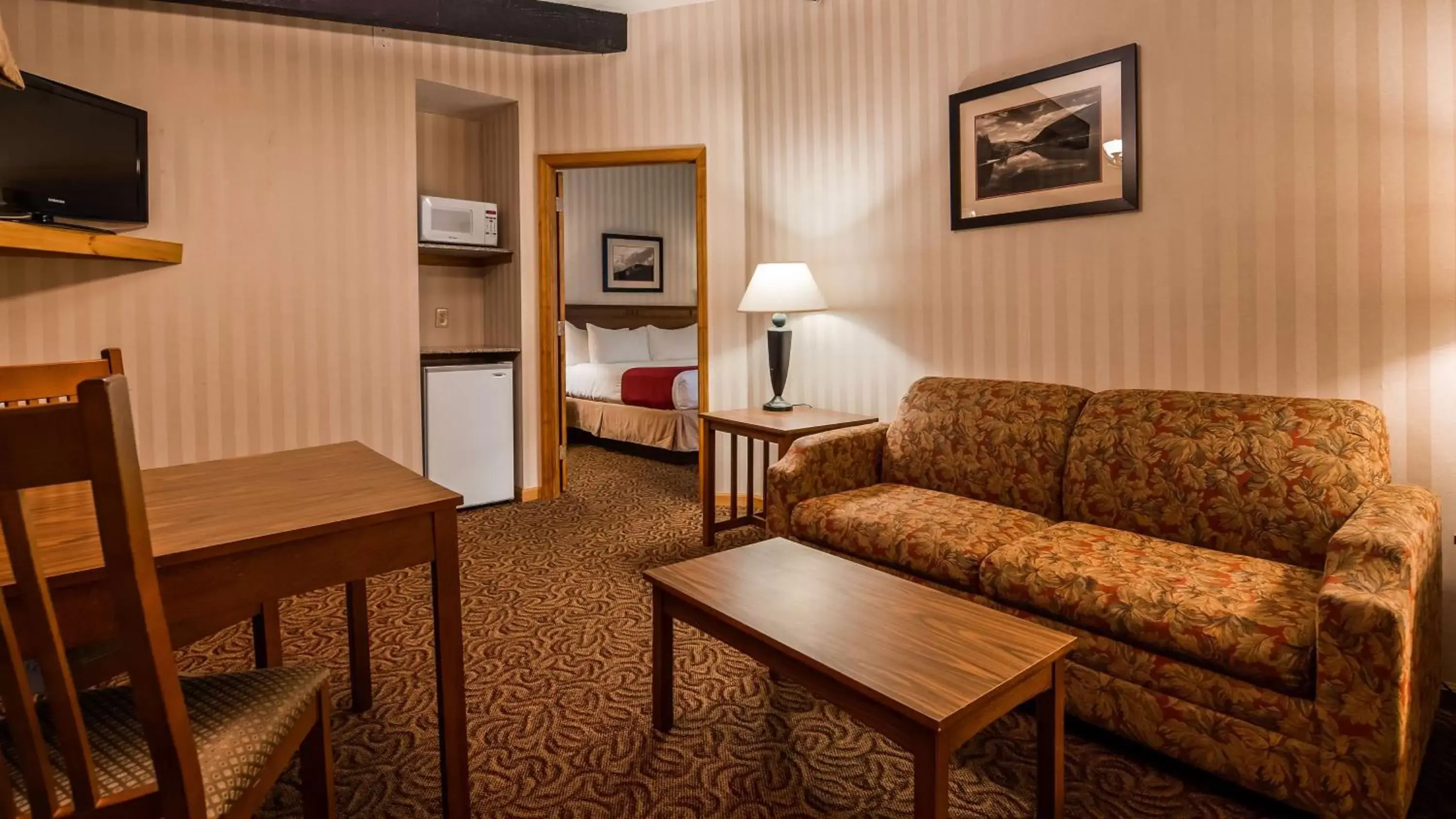 Photo of the whole room, Seating Area in Best Western Adirondack Inn