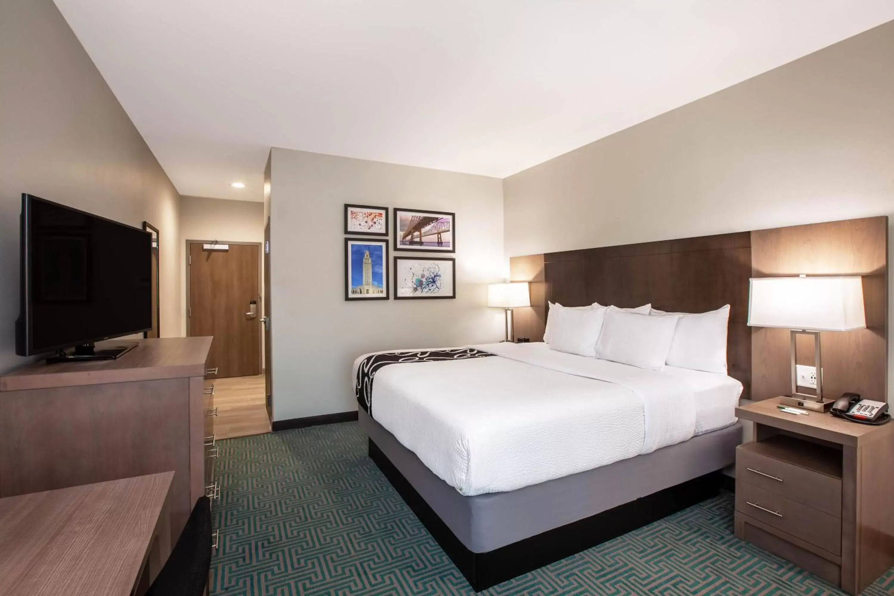 Bed in La Quinta Inn & Suites by Wyndham Lafayette Oil Center