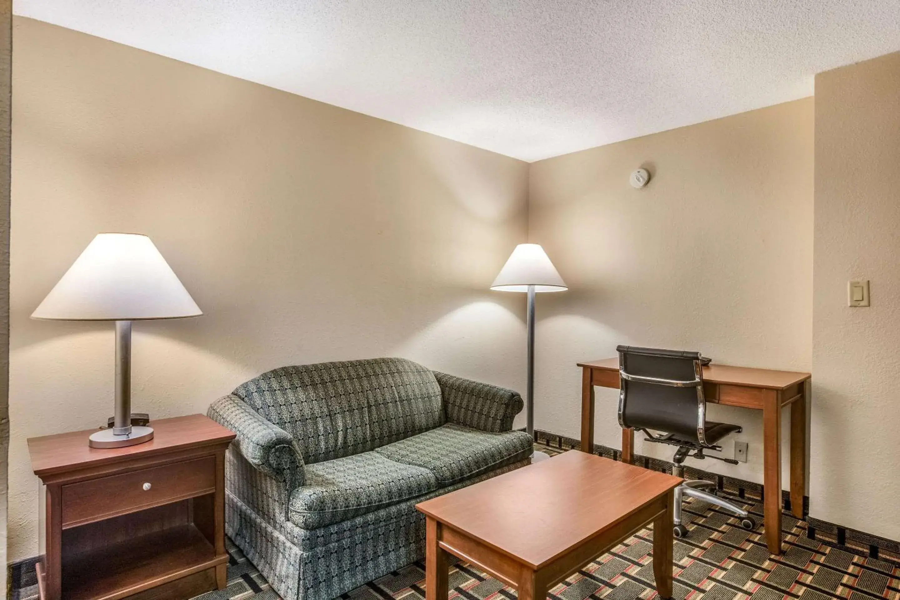 Photo of the whole room, Seating Area in Econo Lodge Inn & Suites Marietta