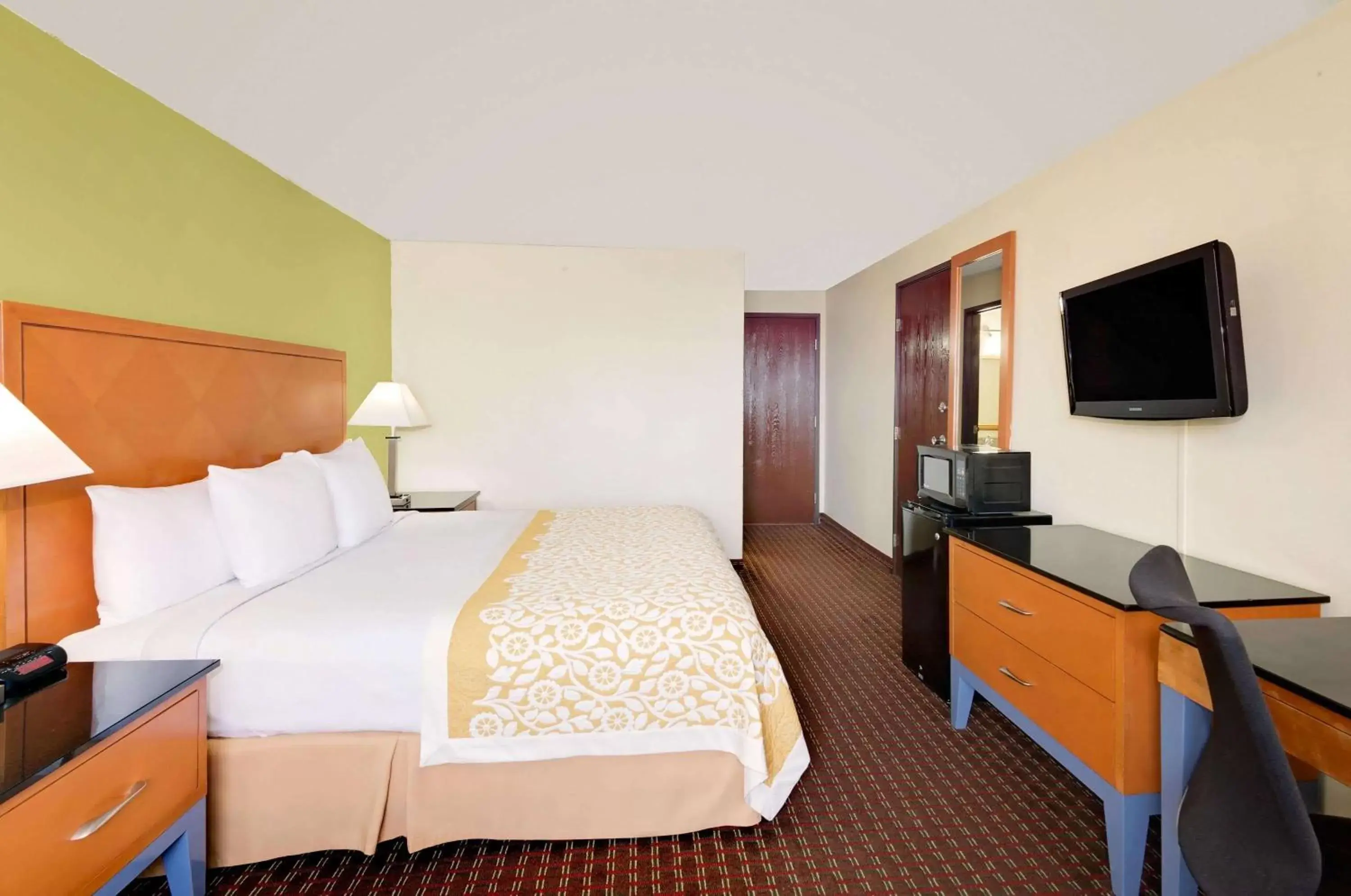 Photo of the whole room, Bed in Days Inn by Wyndham Fort Dodge