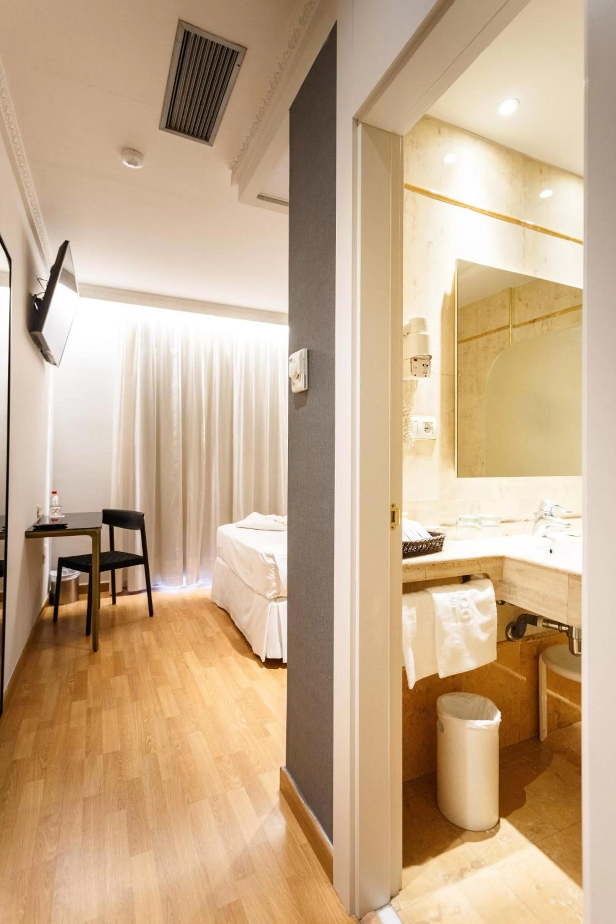 Bathroom, Bed in Hotel Dauro Premier