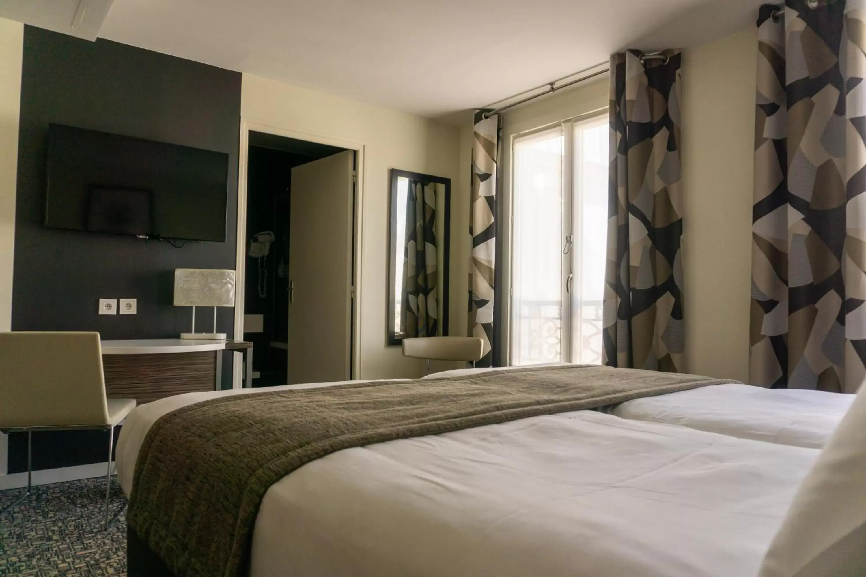 Photo of the whole room, Bed in Holiday Inn Paris Opéra - Grands Boulevards, an IHG Hotel