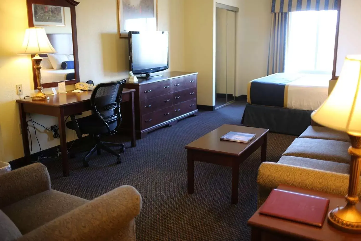 Living room, Seating Area in Best Western Plus Crossroads Inn & Suites