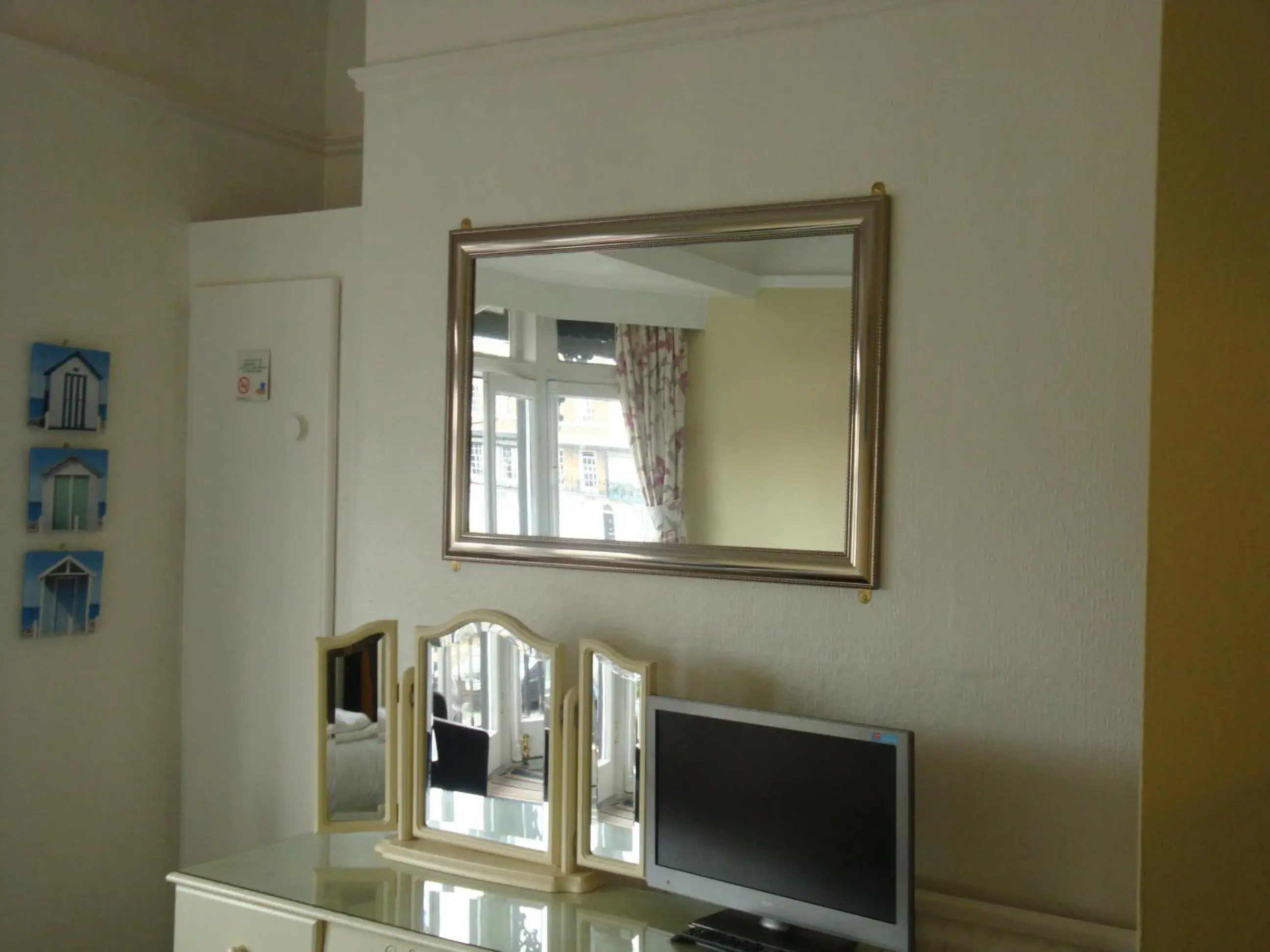 Bathroom, TV/Entertainment Center in Spencer Court