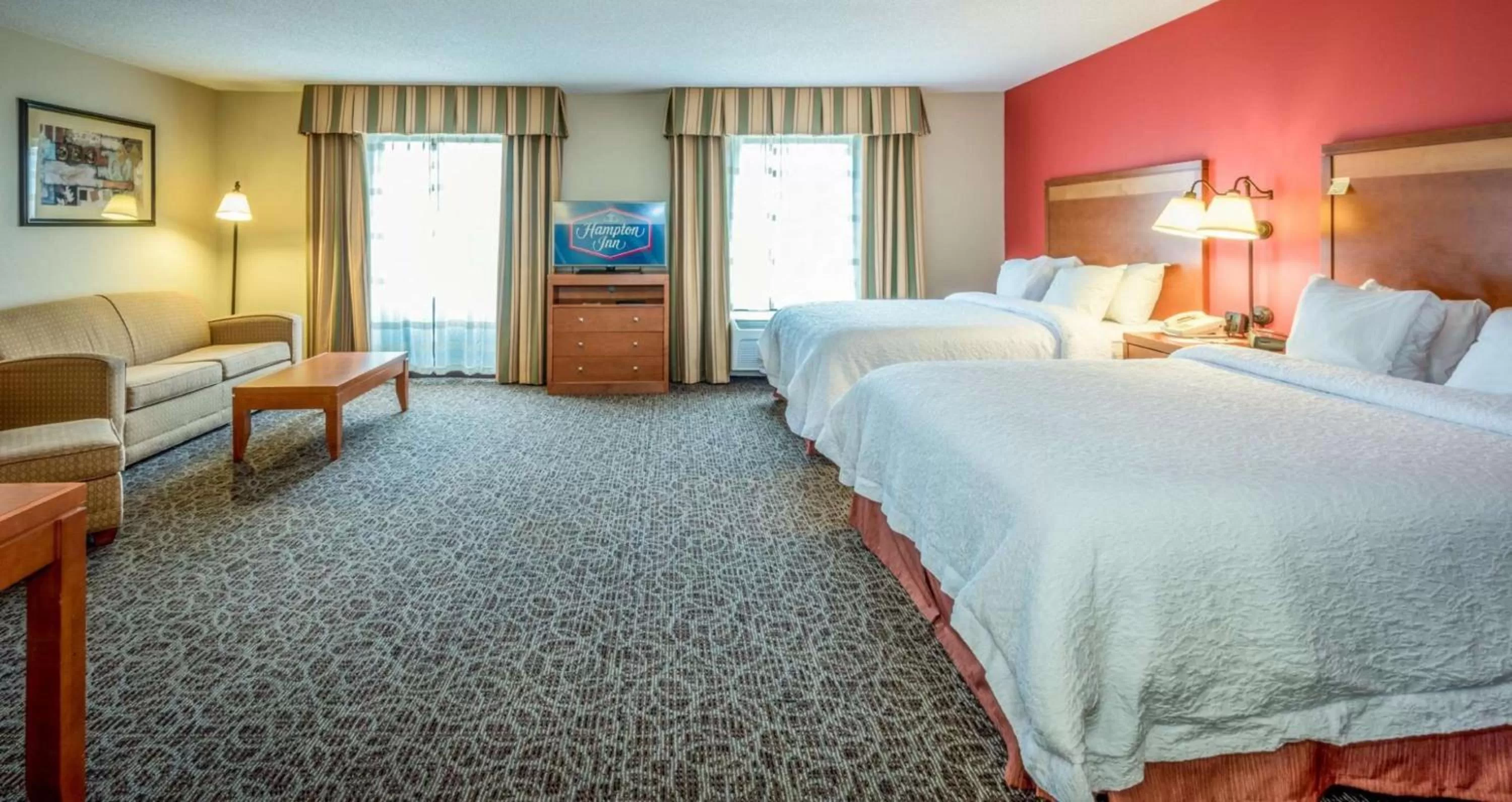 Bedroom, Bed in Hampton Inn Enterprise