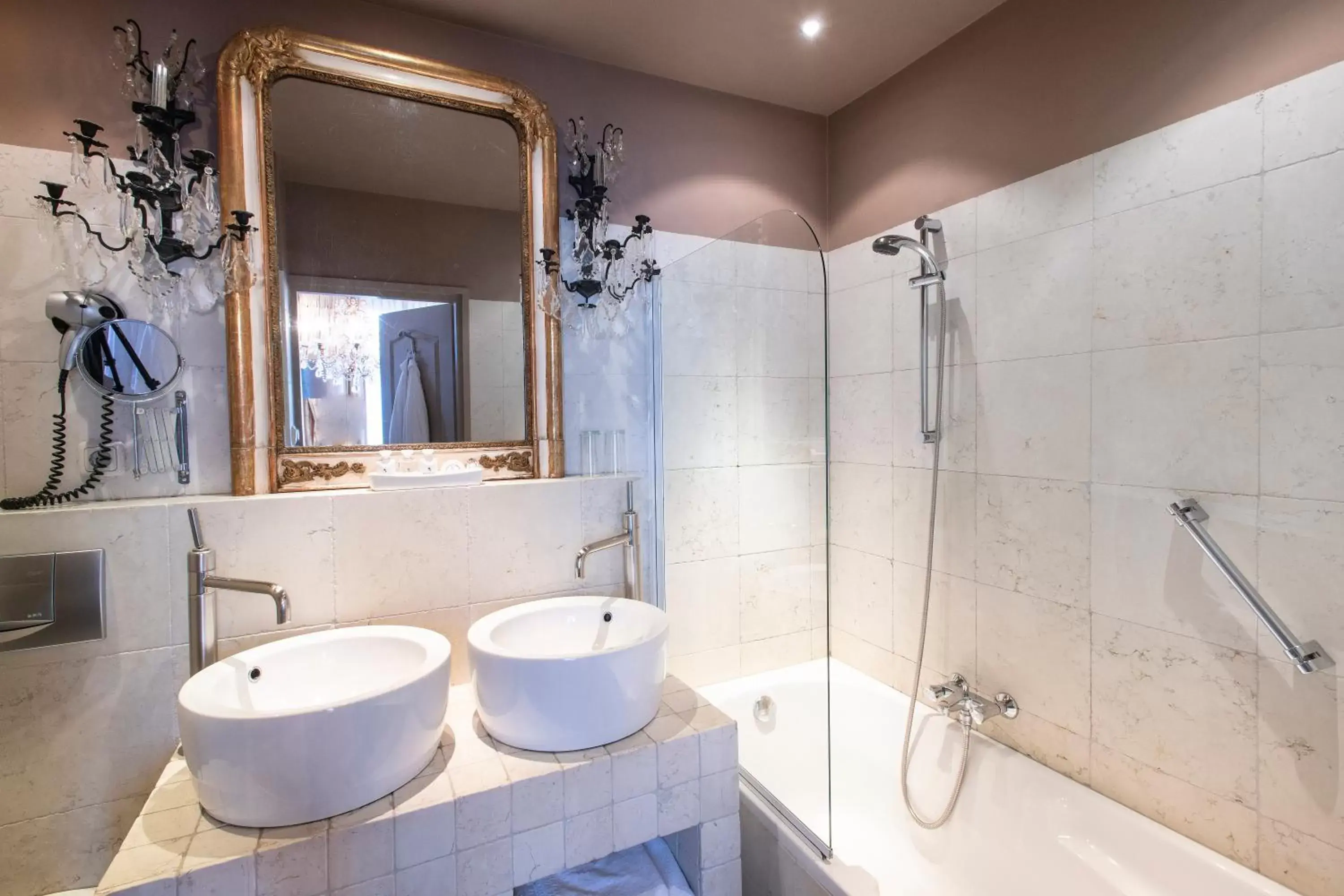 Shower, Bathroom in l'Auberge Damhotel