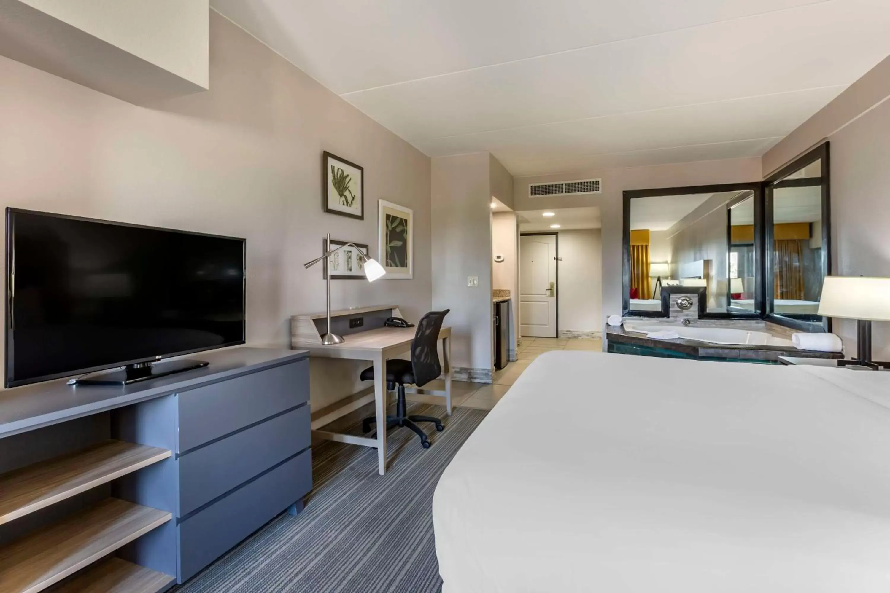 Bedroom, TV/Entertainment Center in Country Inn & Suites by Radisson, Mesa, AZ