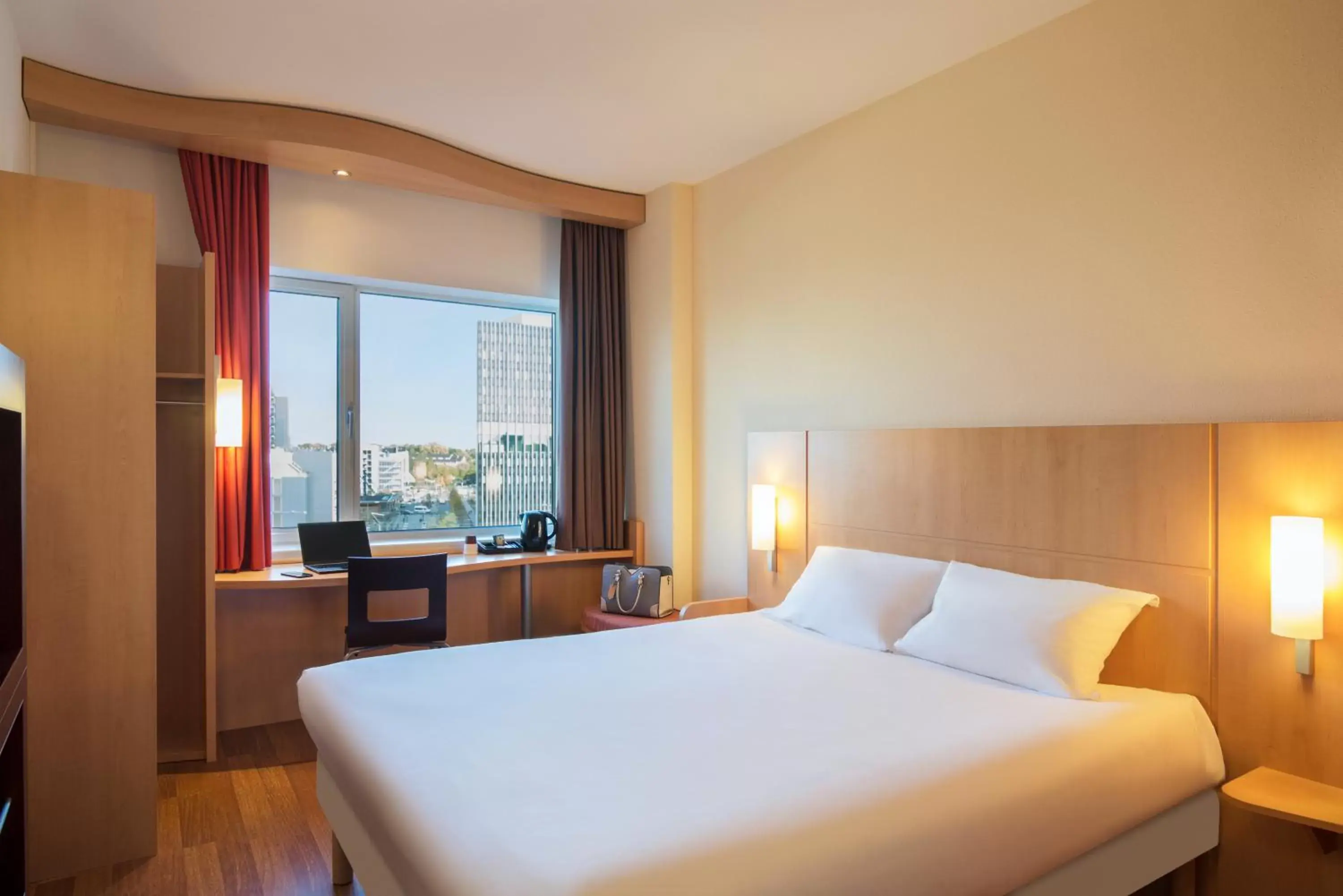 Coffee/tea facilities, Bed in ibis Leiden Centre Coffee/tea facilities, Bed in ibis Leiden Centre