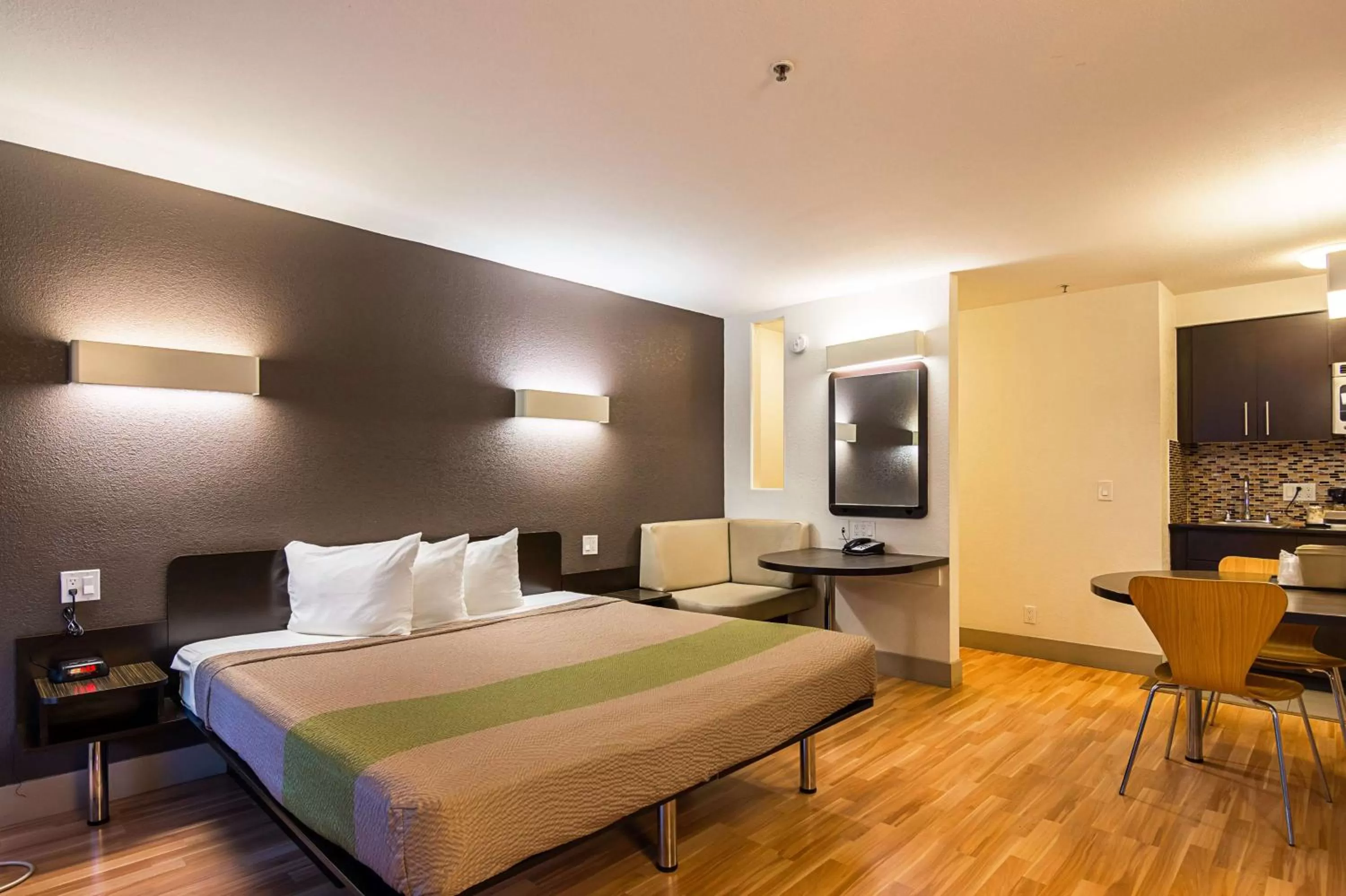 Photo of the whole room, Bed in Studio 6-Concord, CA