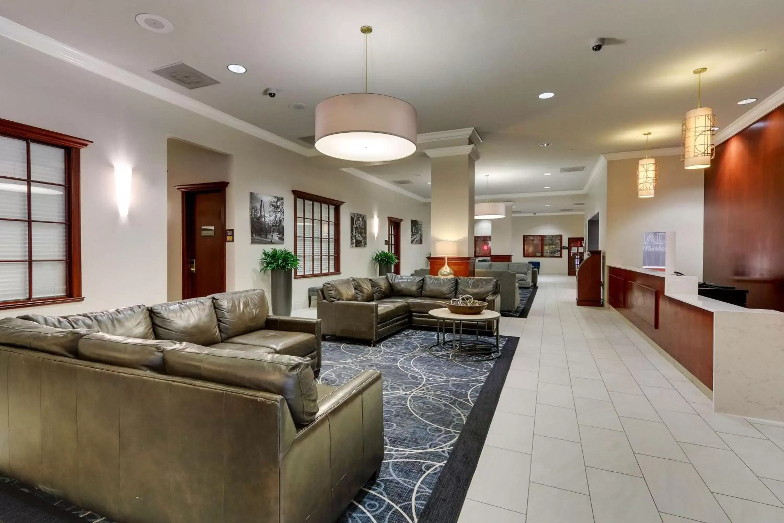 Lobby or reception, Lobby/Reception in DoubleTree by Hilton St. Louis Forest Park