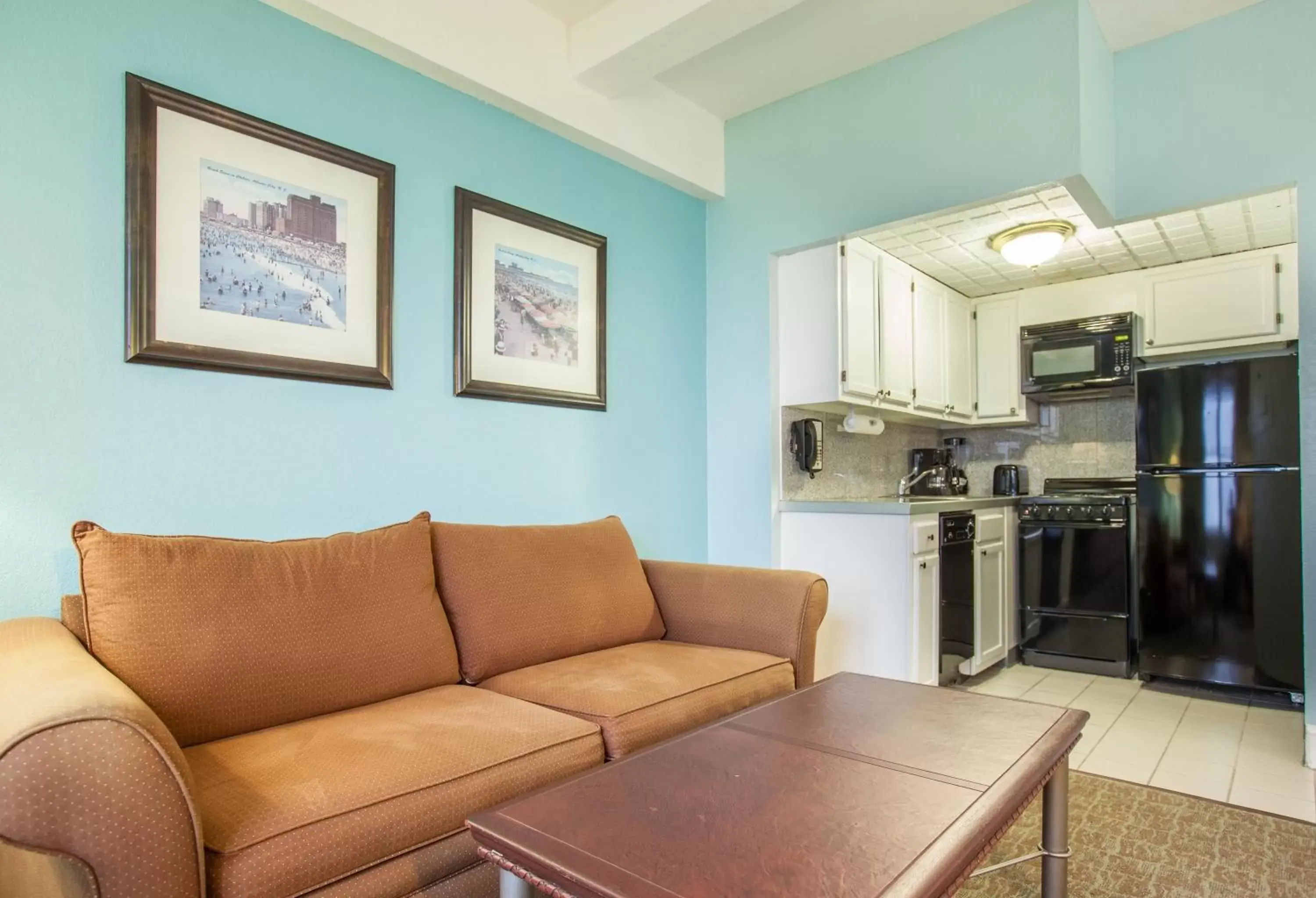 Kitchen or kitchenette, Seating Area in Legacy Vacation Resorts - Brigantine Beach