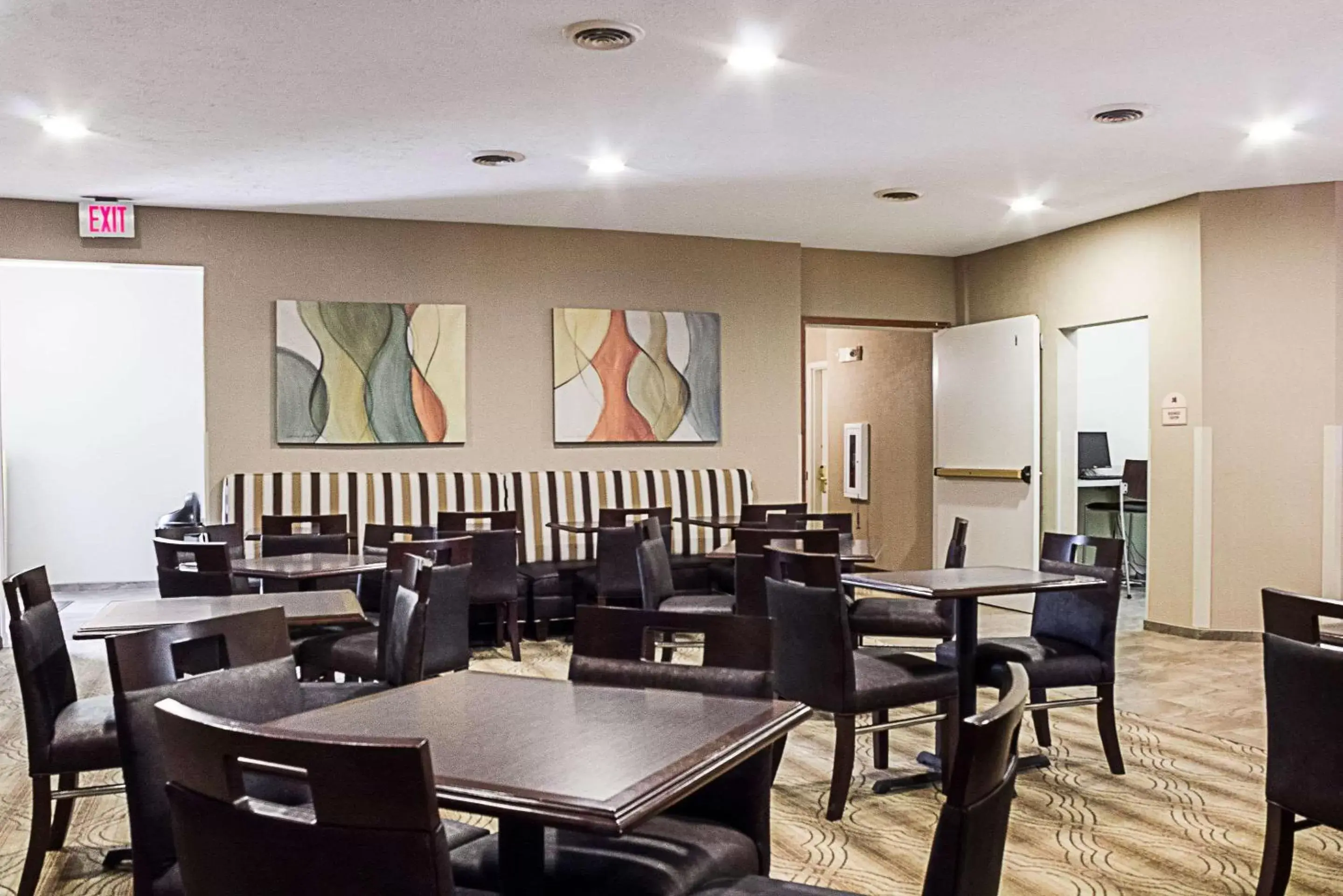 Restaurant/Places to Eat in MainStay Suites Fargo - I-94 Medical Center