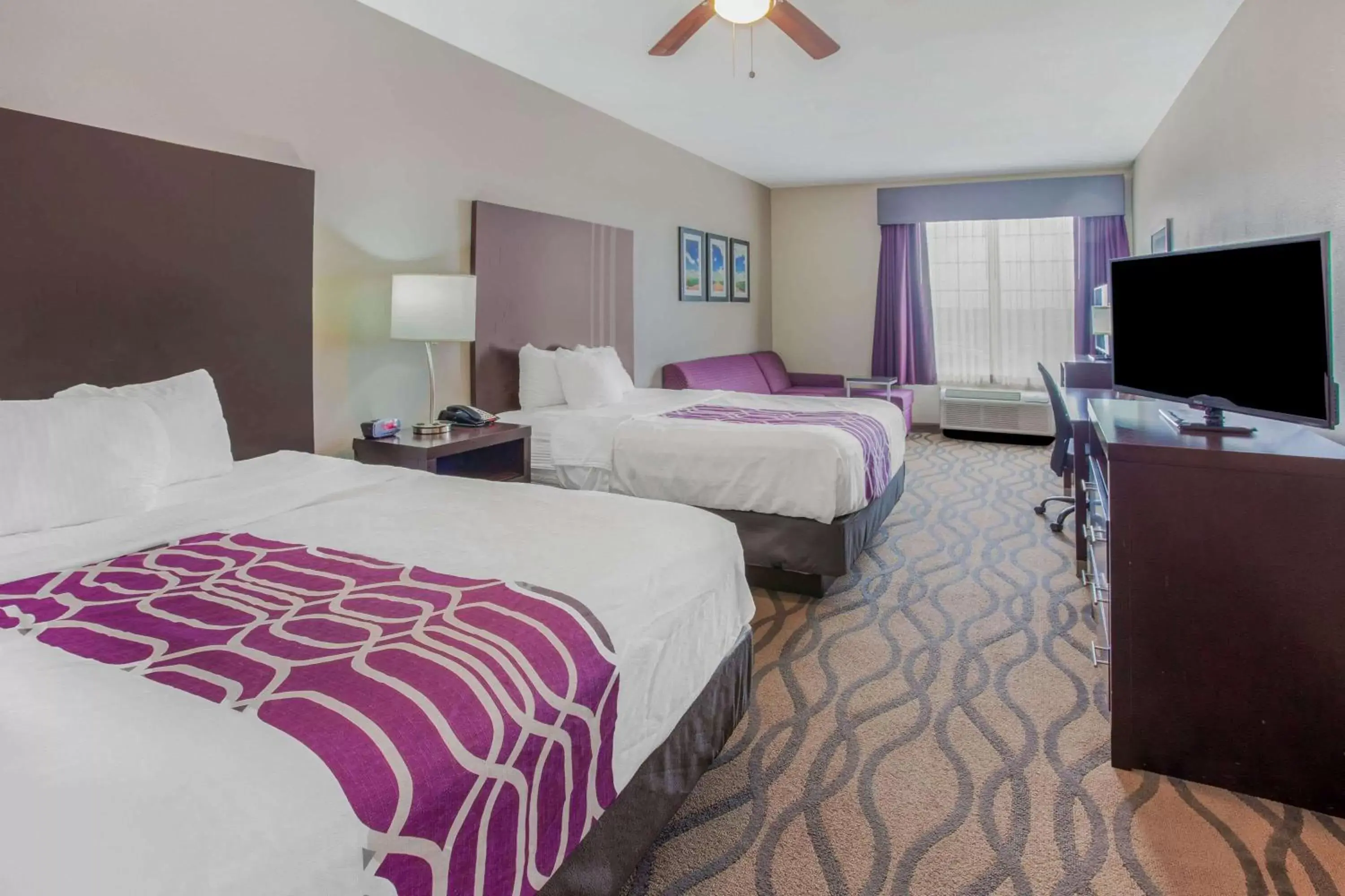 Photo of the whole room, Bed in La Quinta by Wyndham Luling
