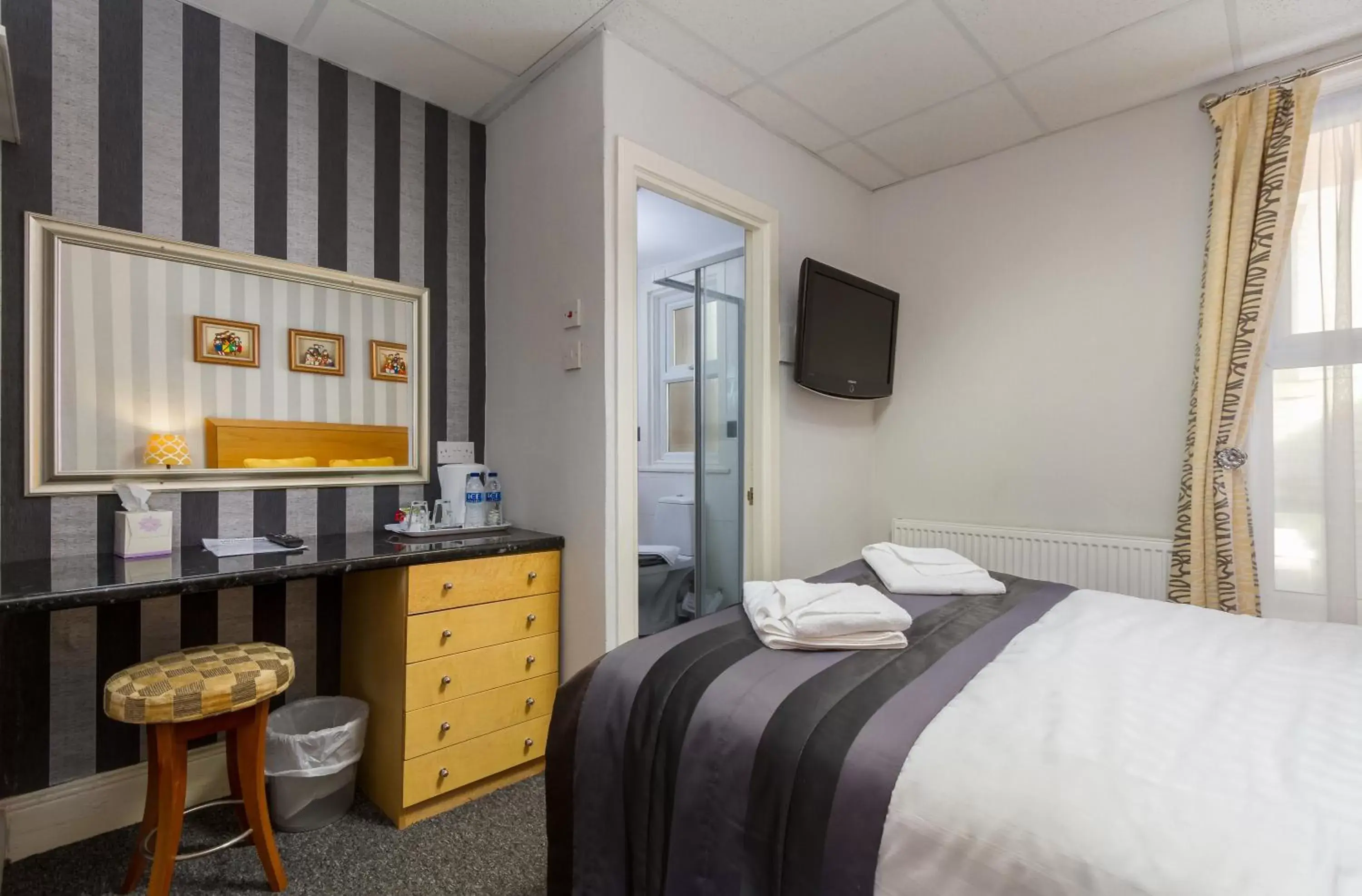 Standard Double Room in Adelaide Lodge - Town Centre - Opposite Winter Gardens Standard Double Room in Adelaide Lodge - Town Centre - Opposite Winter Gardens