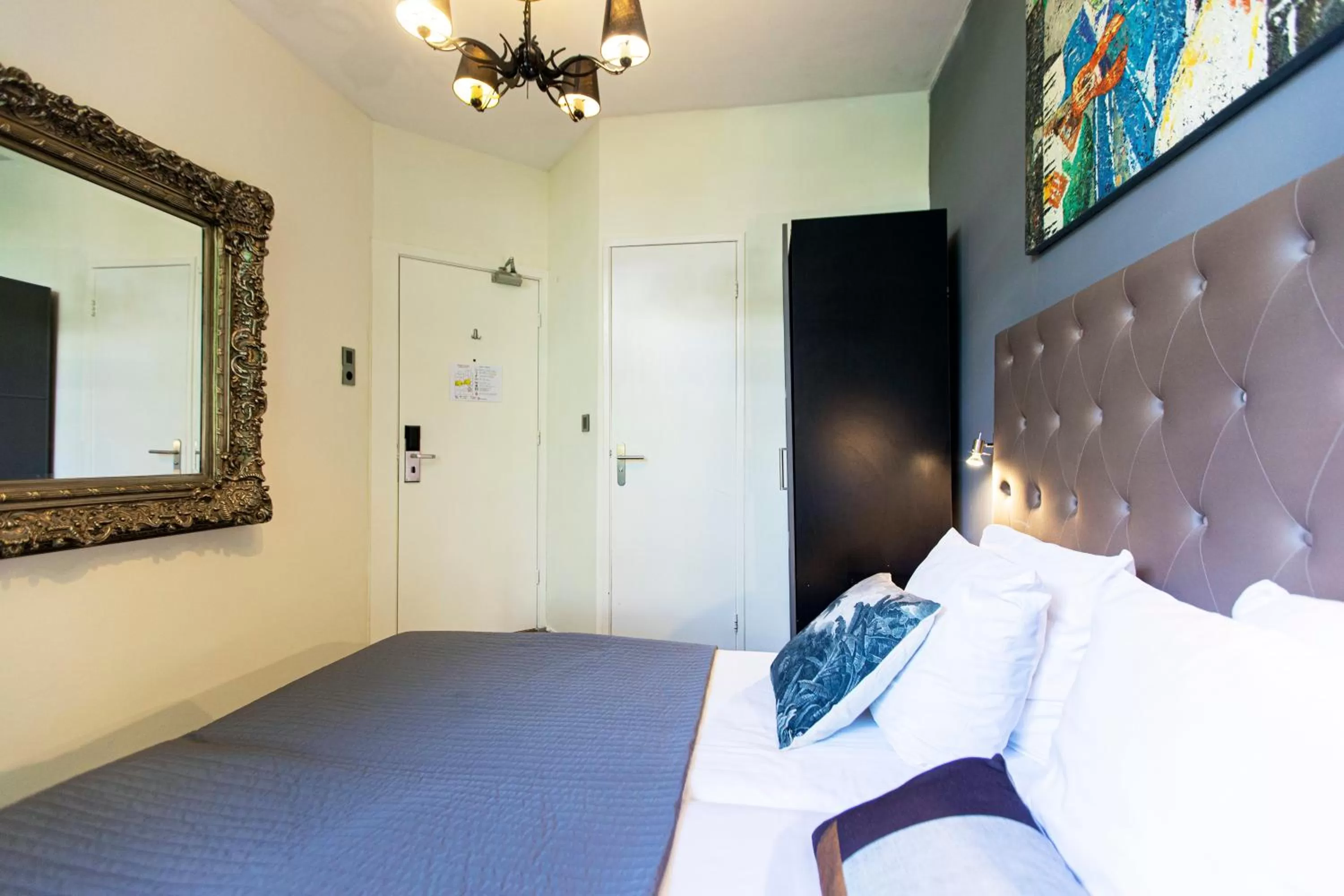 Bed in Quentin England Hotel