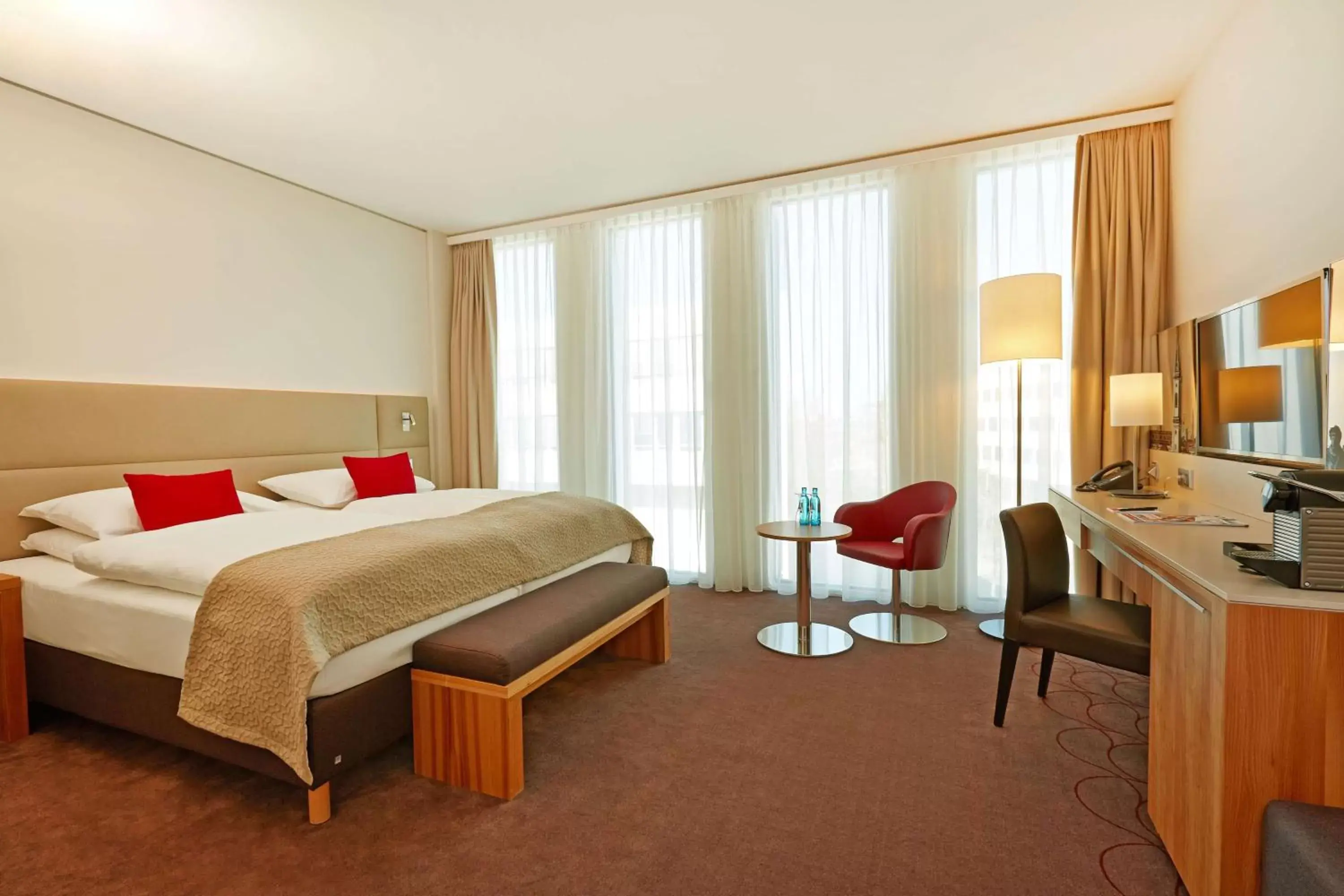Photo of the whole room, Bed in H4 Hotel München Messe