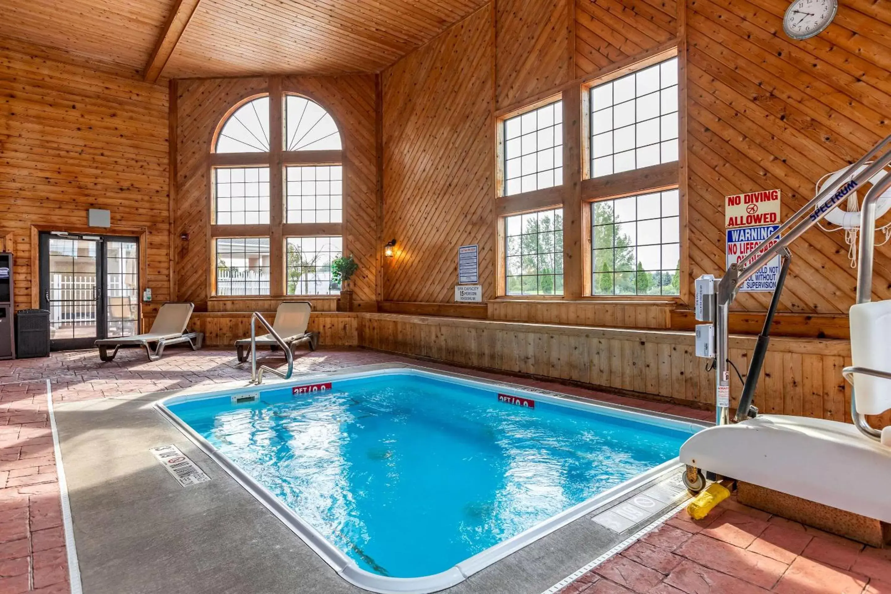 Swimming Pool in Comfort Inn Ludington near US-10