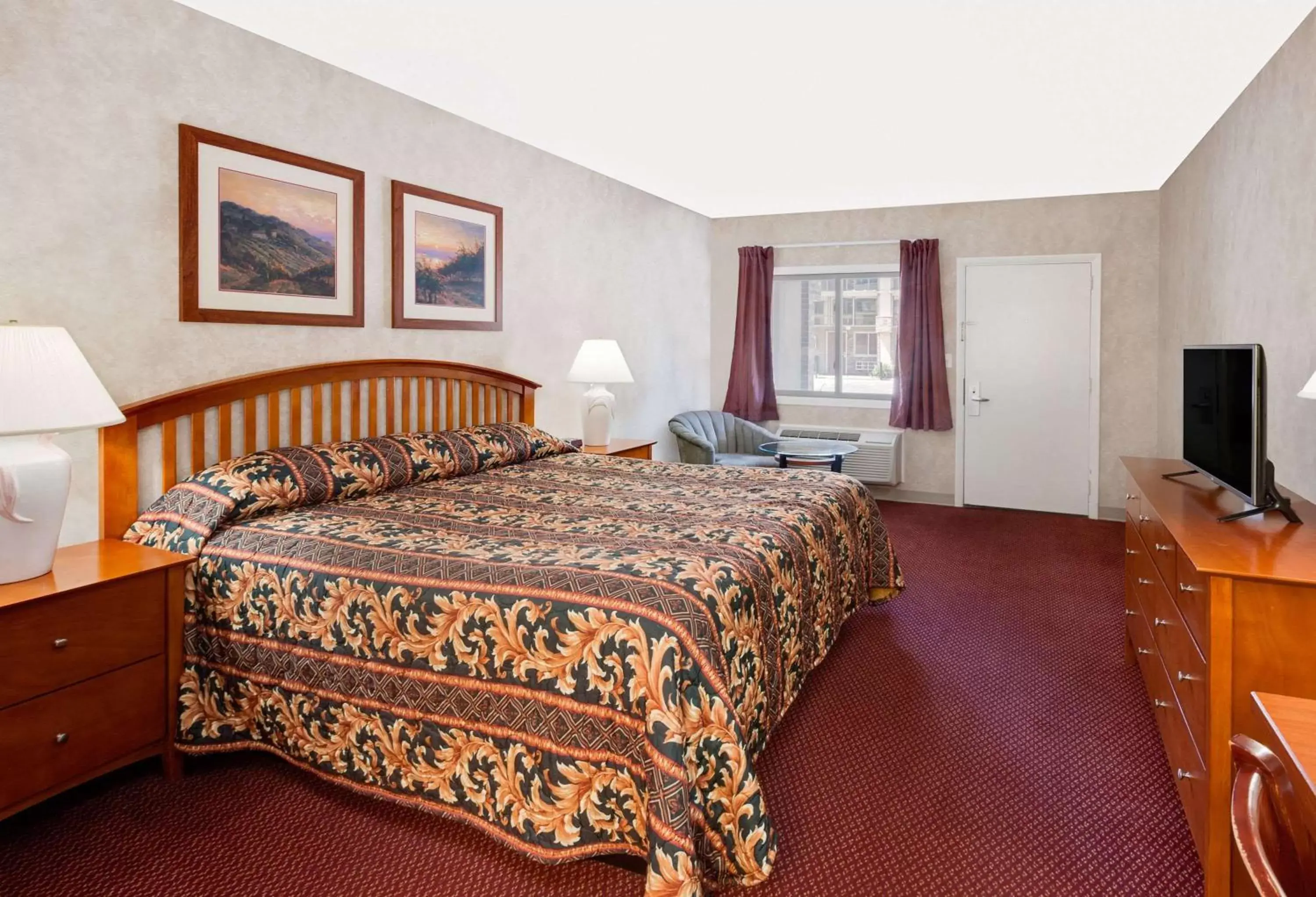Photo of the whole room, Bed in Knights Inn Traverse City
