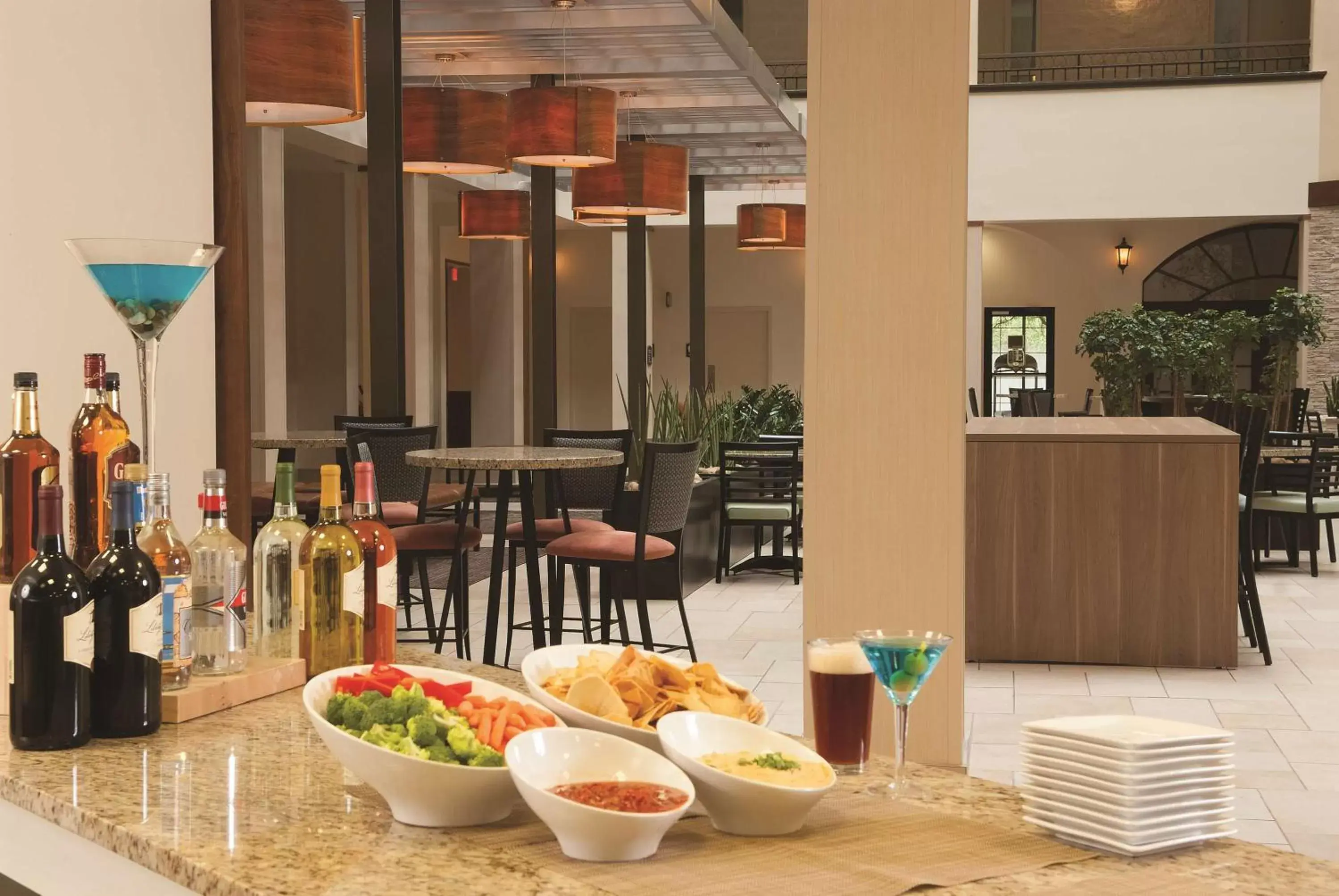 Restaurant/places to eat in Embassy Suites by Hilton Nashville Airport