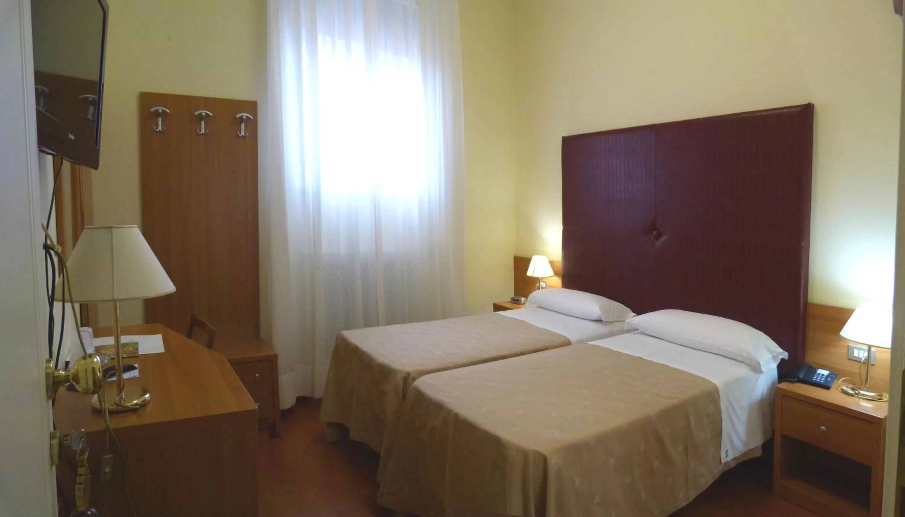 Photo of the whole room, Bed in Hotel Centrale Byron