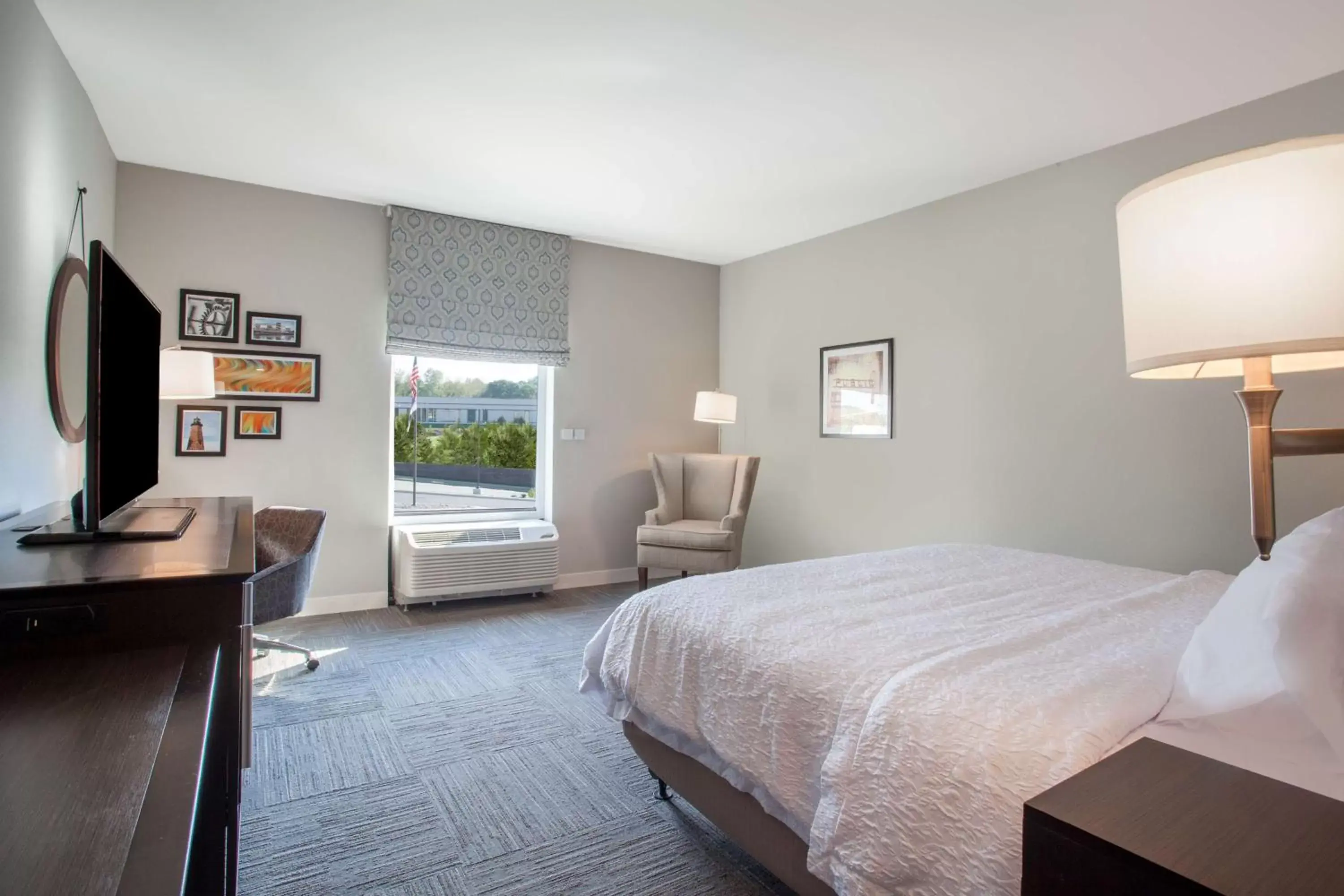 King Room with Sofa Bed - Hearing Accessible/Non-Smoking in Hampton Inn Rochester Penfield, Ny King Room with Sofa Bed - Hearing Accessible/Non-Smoking in Hampton Inn Rochester Penfield, Ny