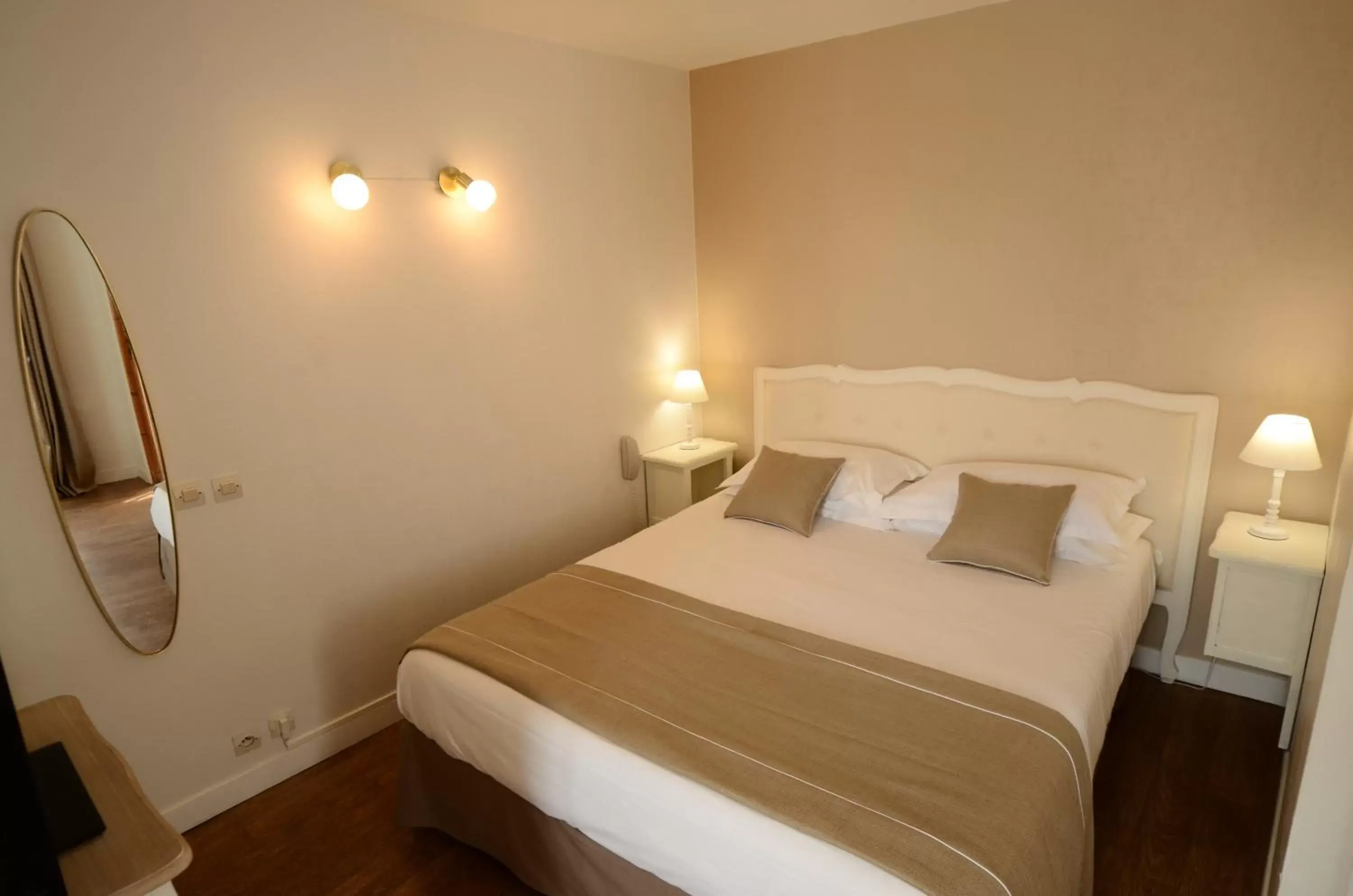 Bed in Hotel De La Porte Saint-Malo