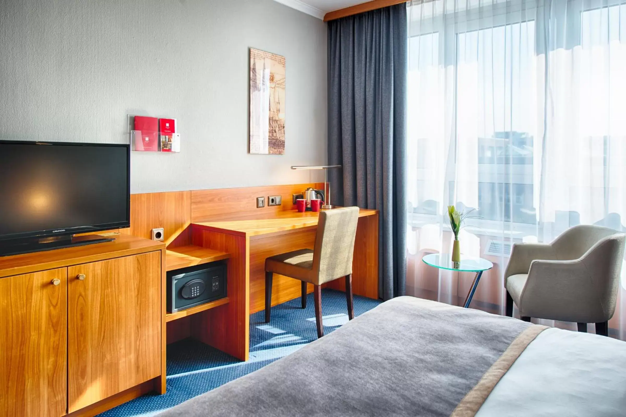 Bedroom, TV/Entertainment Center in Leonardo Hotel Köln Bonn Airport