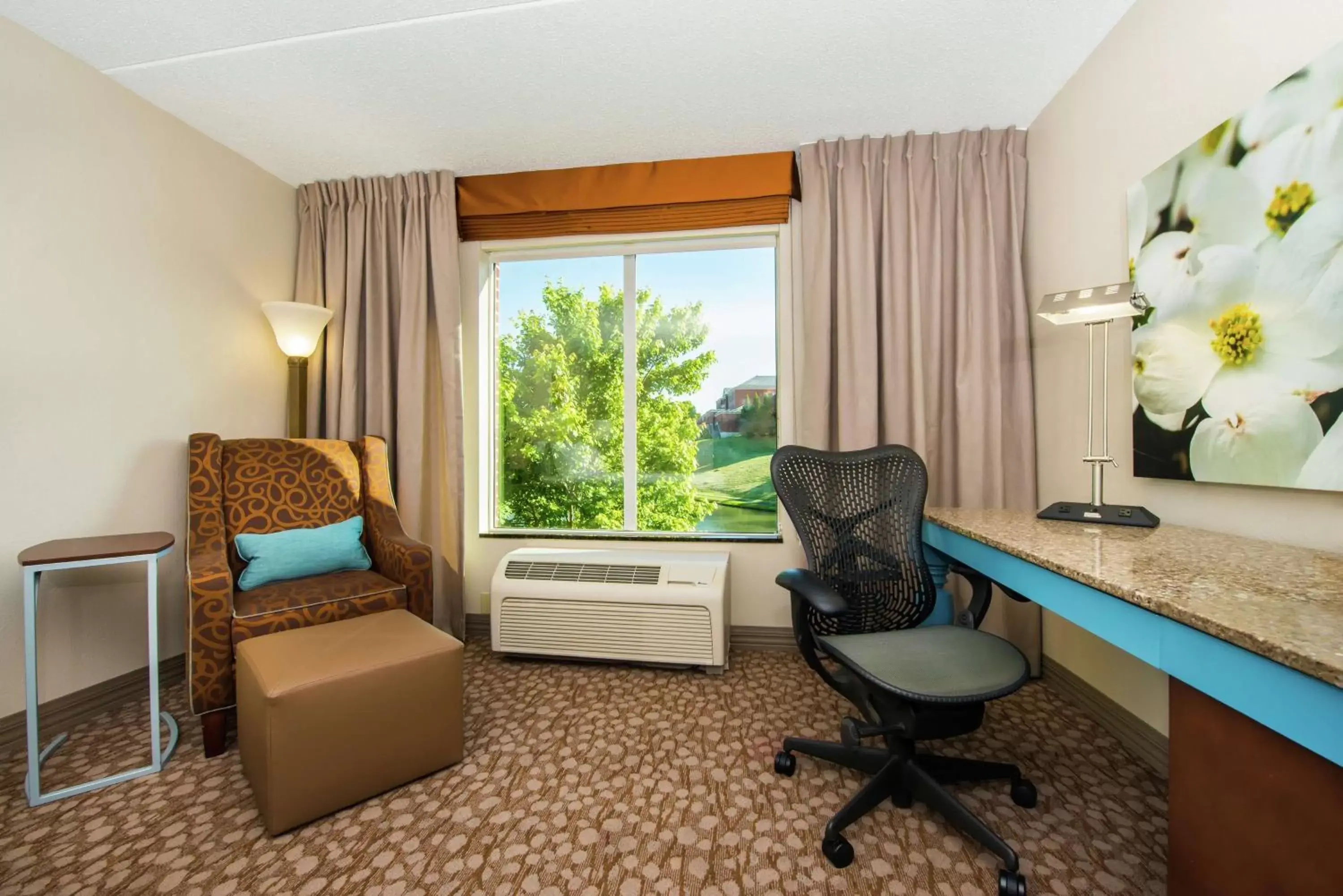 Bedroom, Seating Area in Hilton Garden Inn Charlottesville