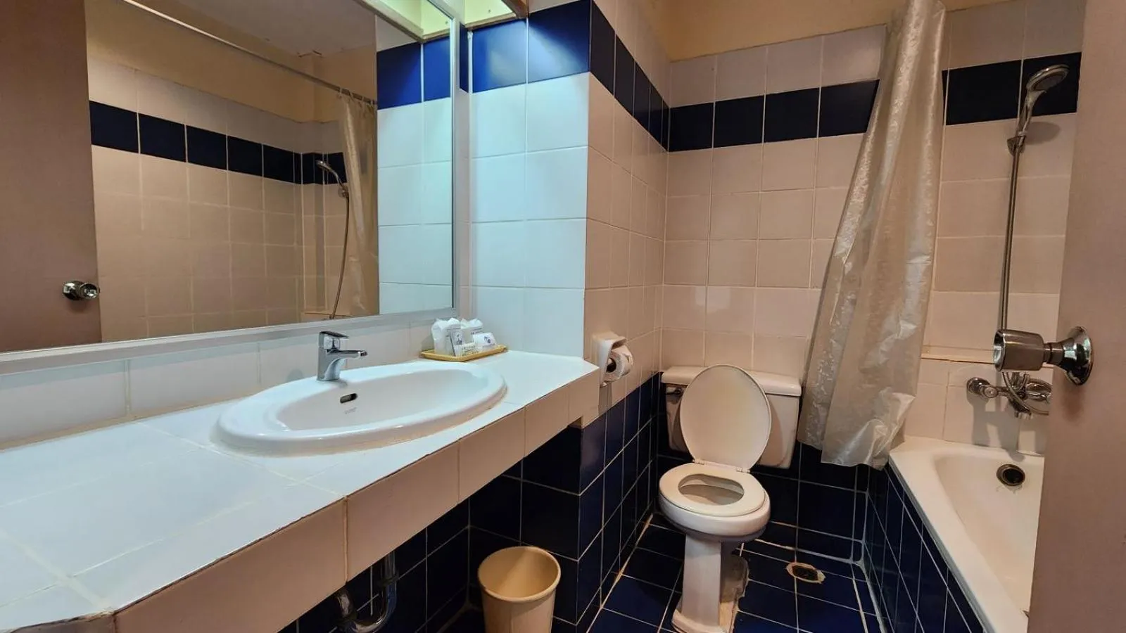 Toilet in Pattaya Garden Resort