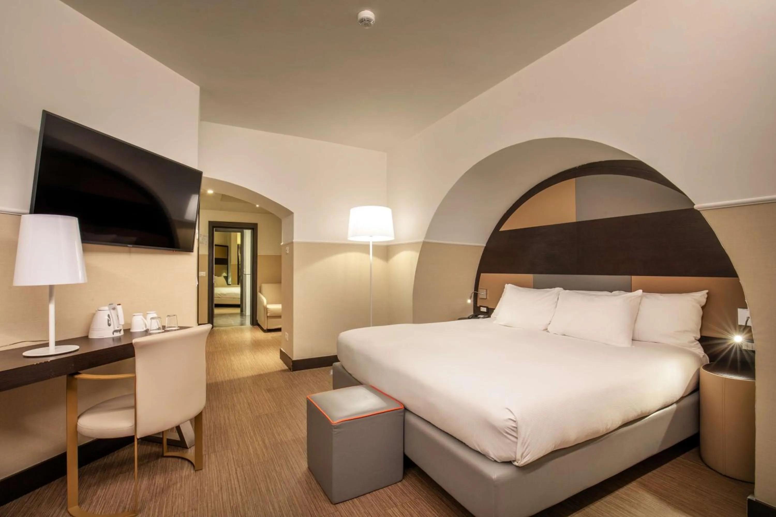 Bedroom, Bed in Cosmopolita Hotel Rome, Tapestry Collection by Hilton