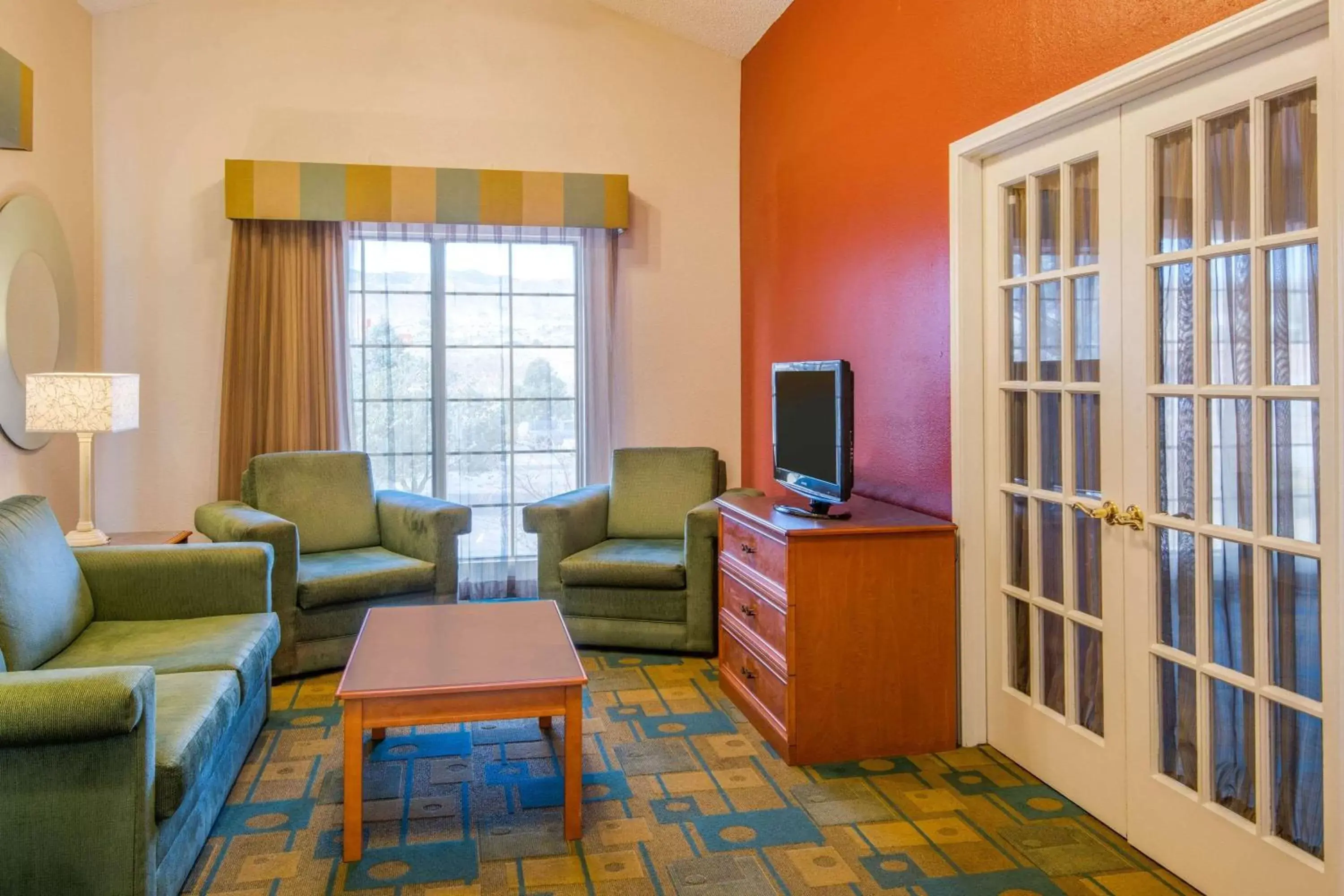 Photo of the whole room, TV/Entertainment Center in La Quinta Inn by Wyndham Colorado Springs Garden of the Gods