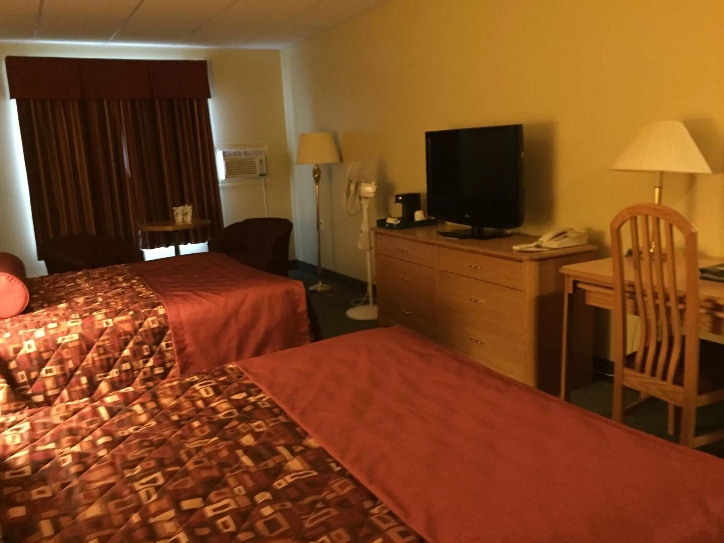 Decorative detail, Bed in Shallow Bay Motel & Cabins Conference Centre