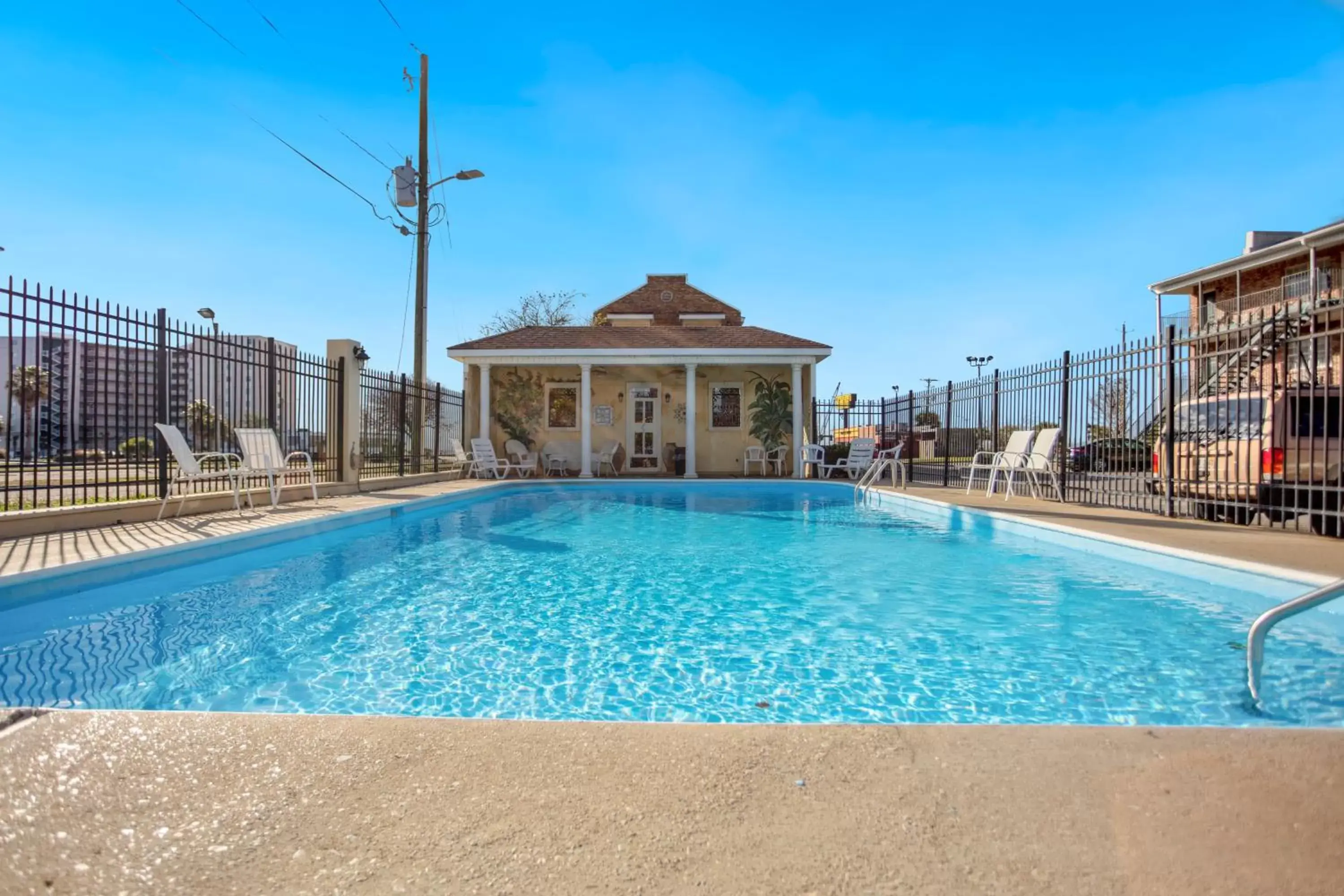 Pool view, Swimming Pool in Edgewater Inn - Biloxi Beach