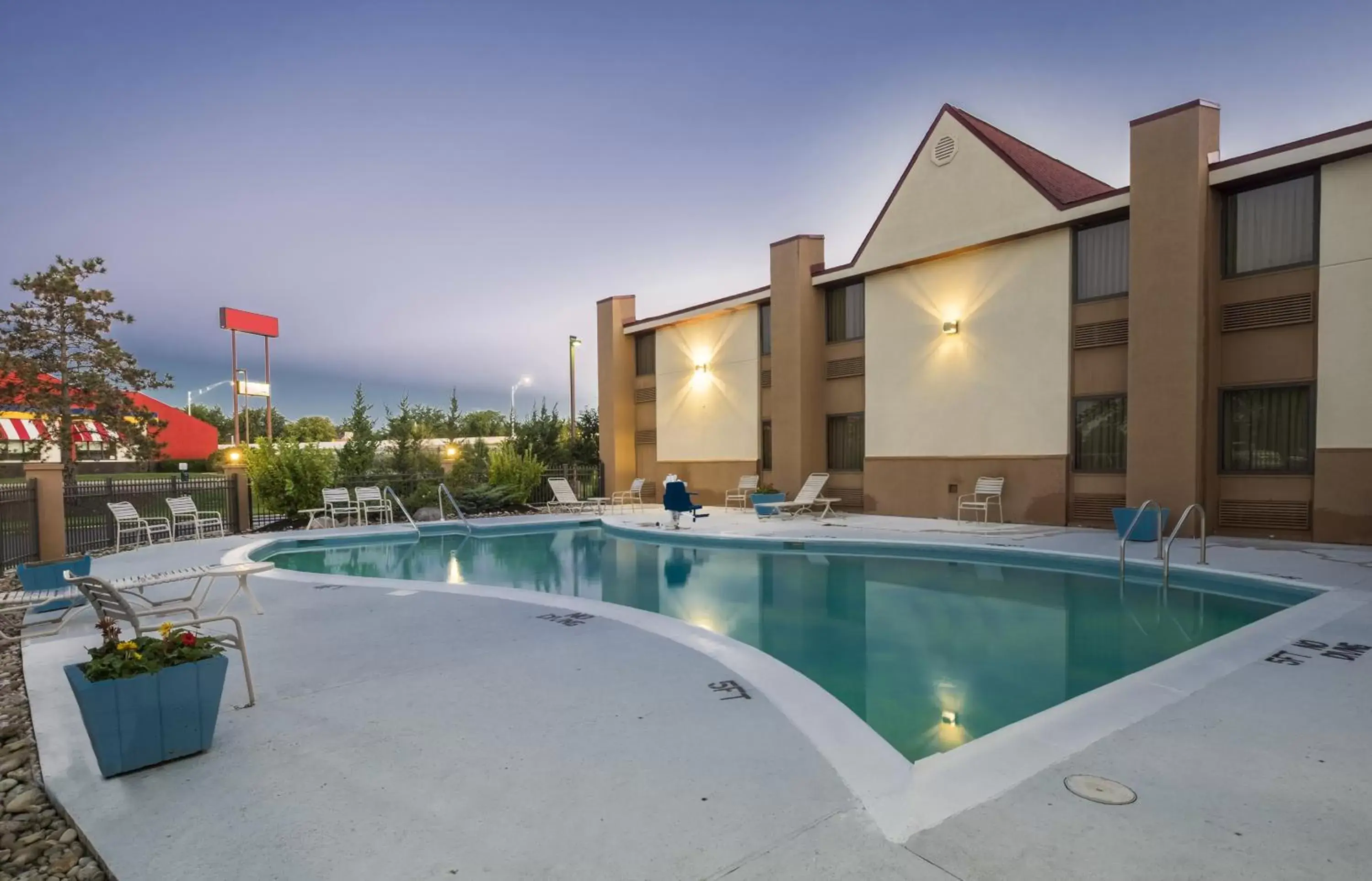 Swimming Pool in Red Roof Inn & Suites Cincinnati North-Mason