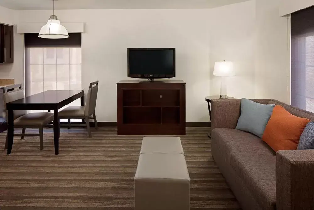 Living room, TV/Entertainment Center in Hyatt House Dallas Addison