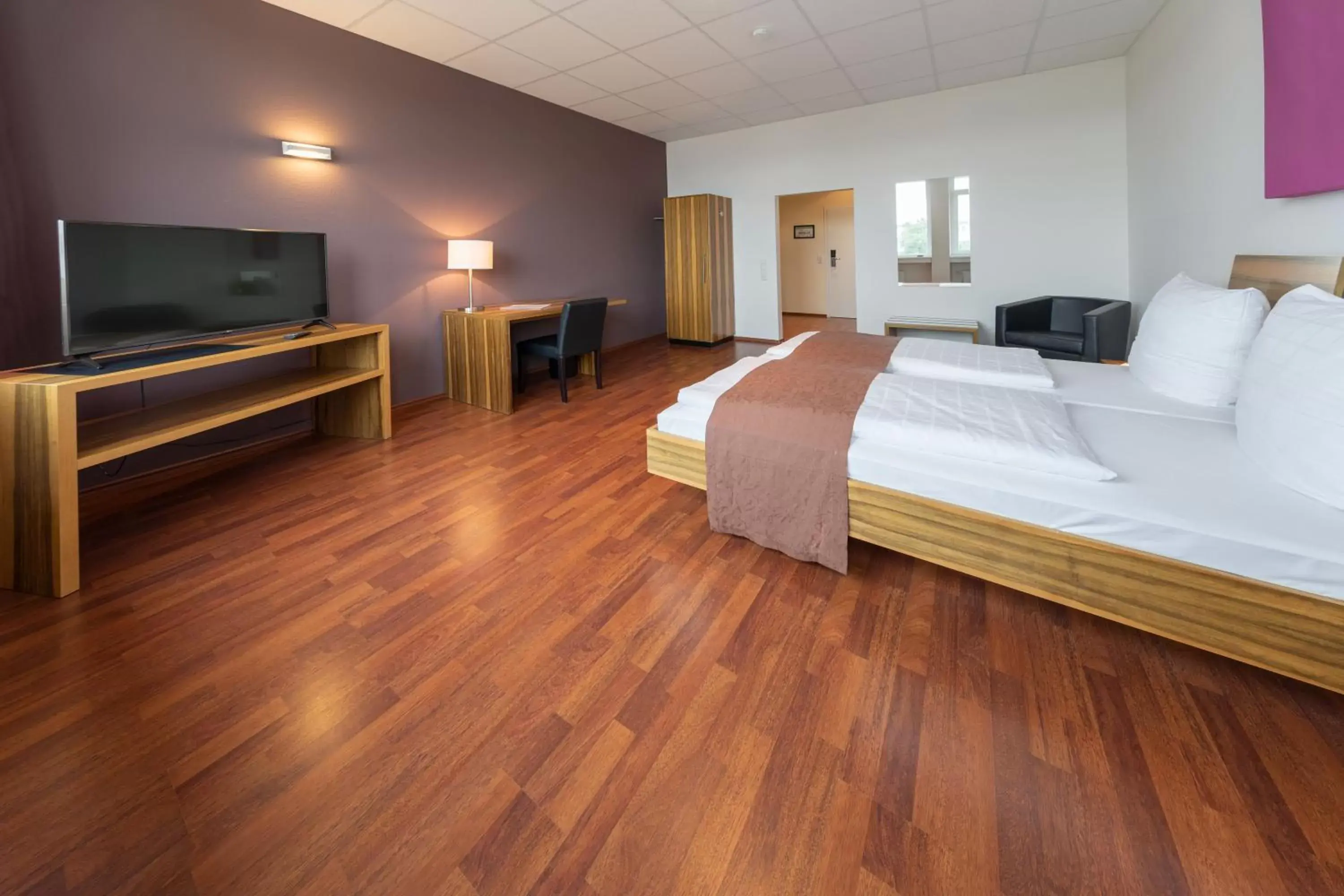 Photo of the whole room, Bed in AMH Airport-Messe-Hotel Stuttgart