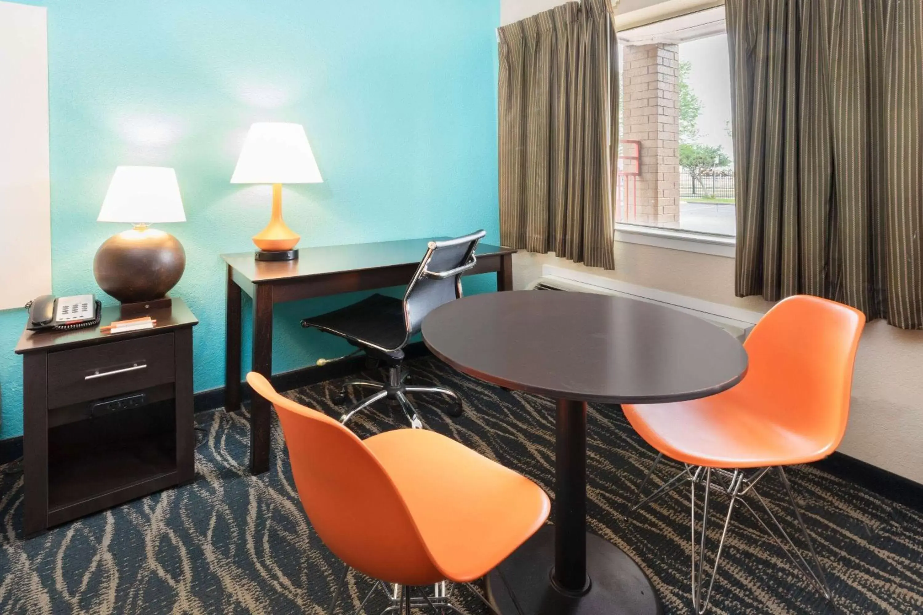 Photo of the whole room, Seating Area in Howard Johnson by Wyndham Houston Hobby