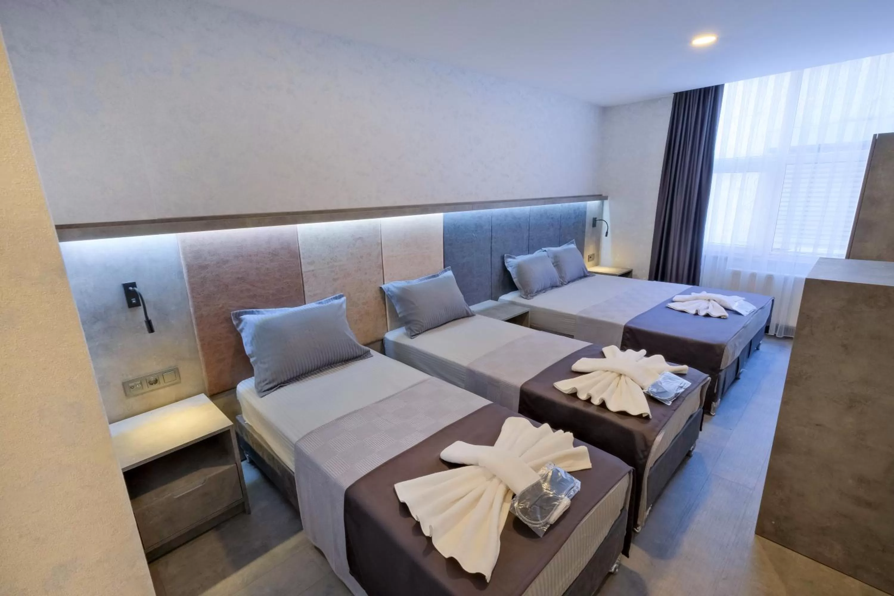 Photo of the whole room, Bed in The Queen Hotel