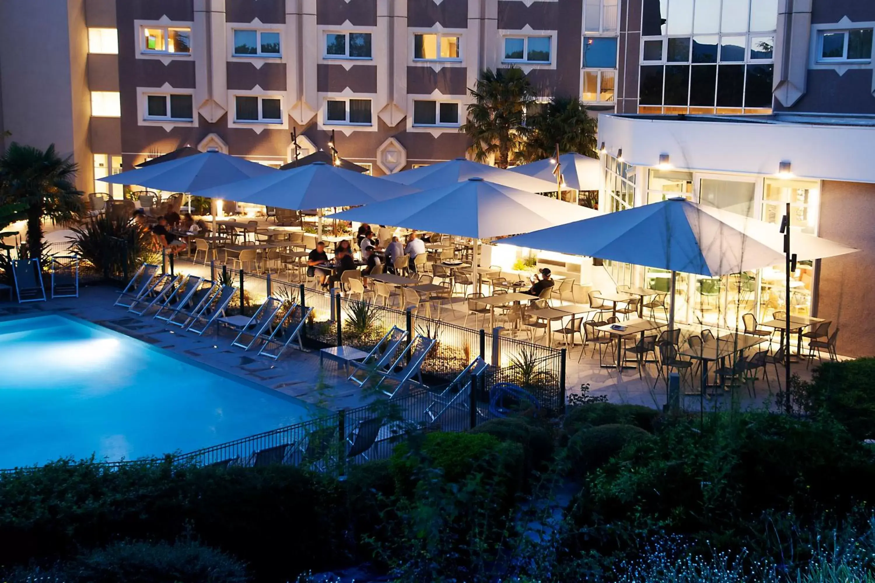 Patio, Pool View in Novotel Clermont-Ferrand