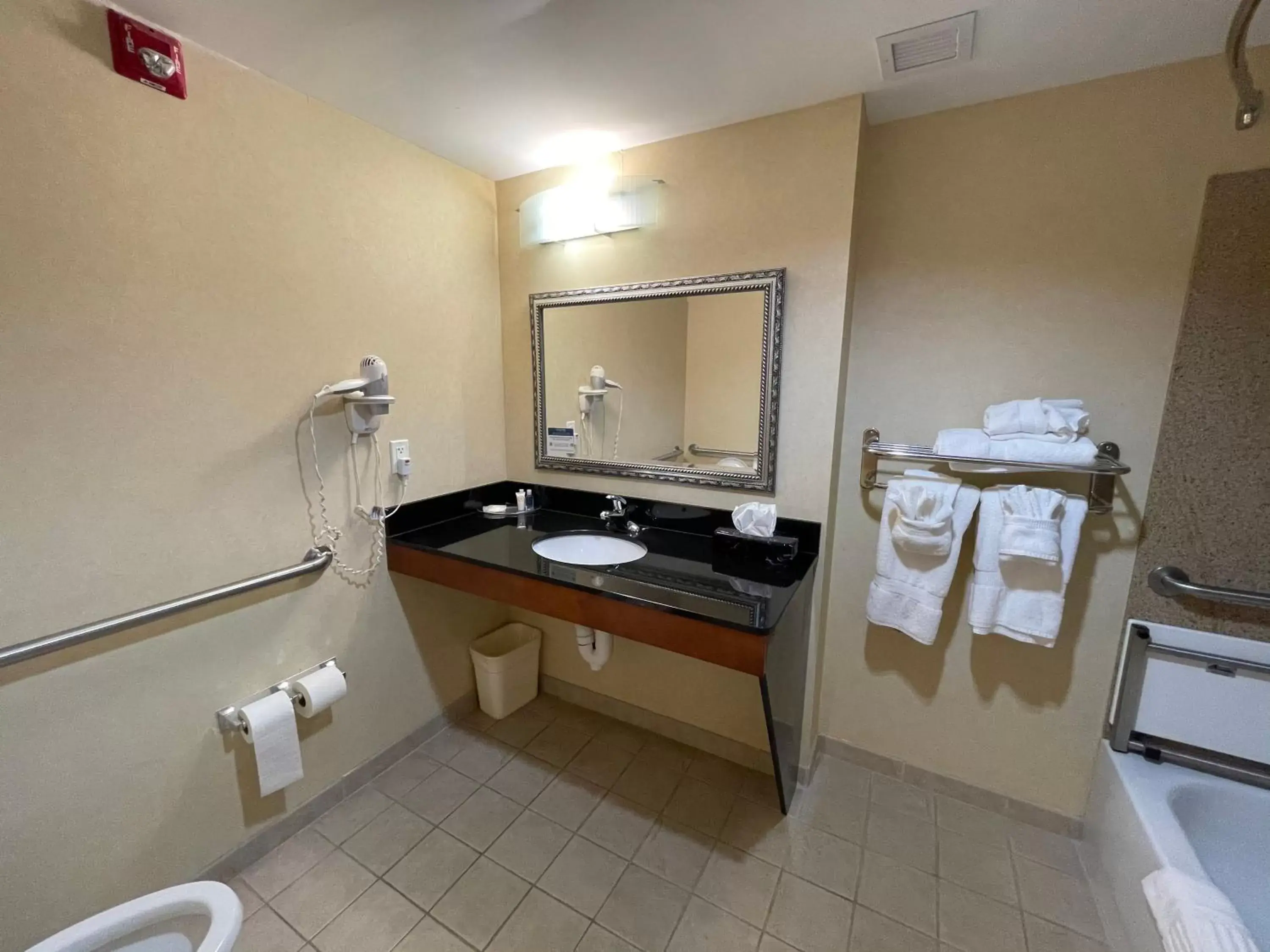 Bathroom in Comfort Suites Fredericksburg North