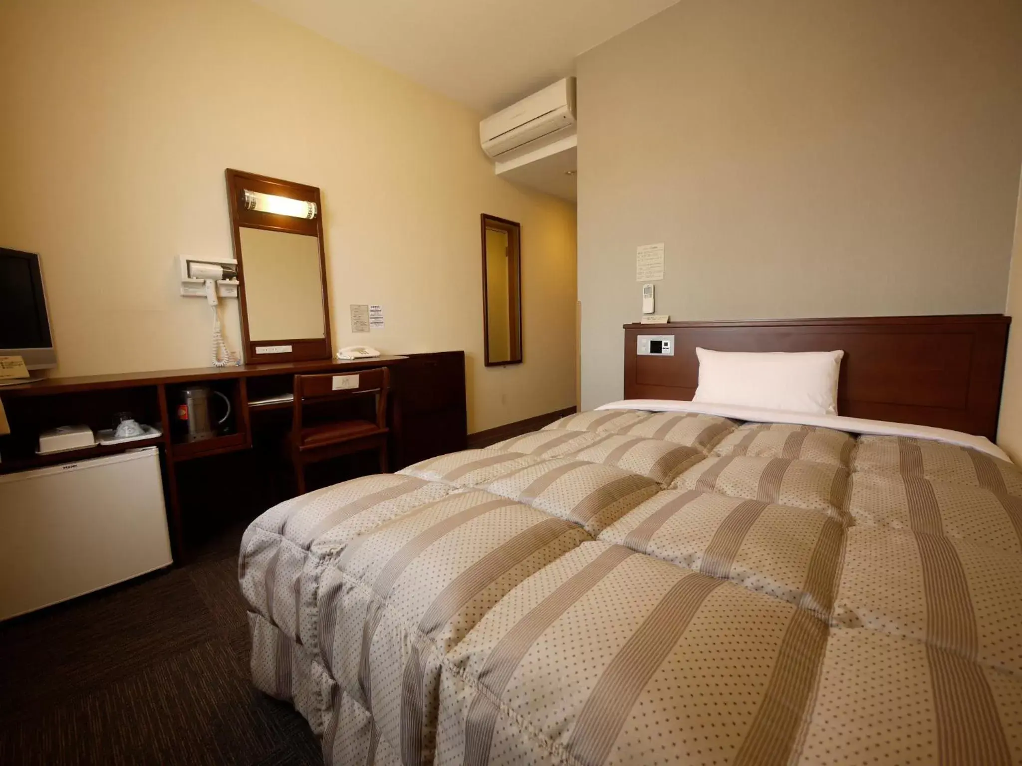 Bed in Hotel Route-Inn Isahaya Inter
