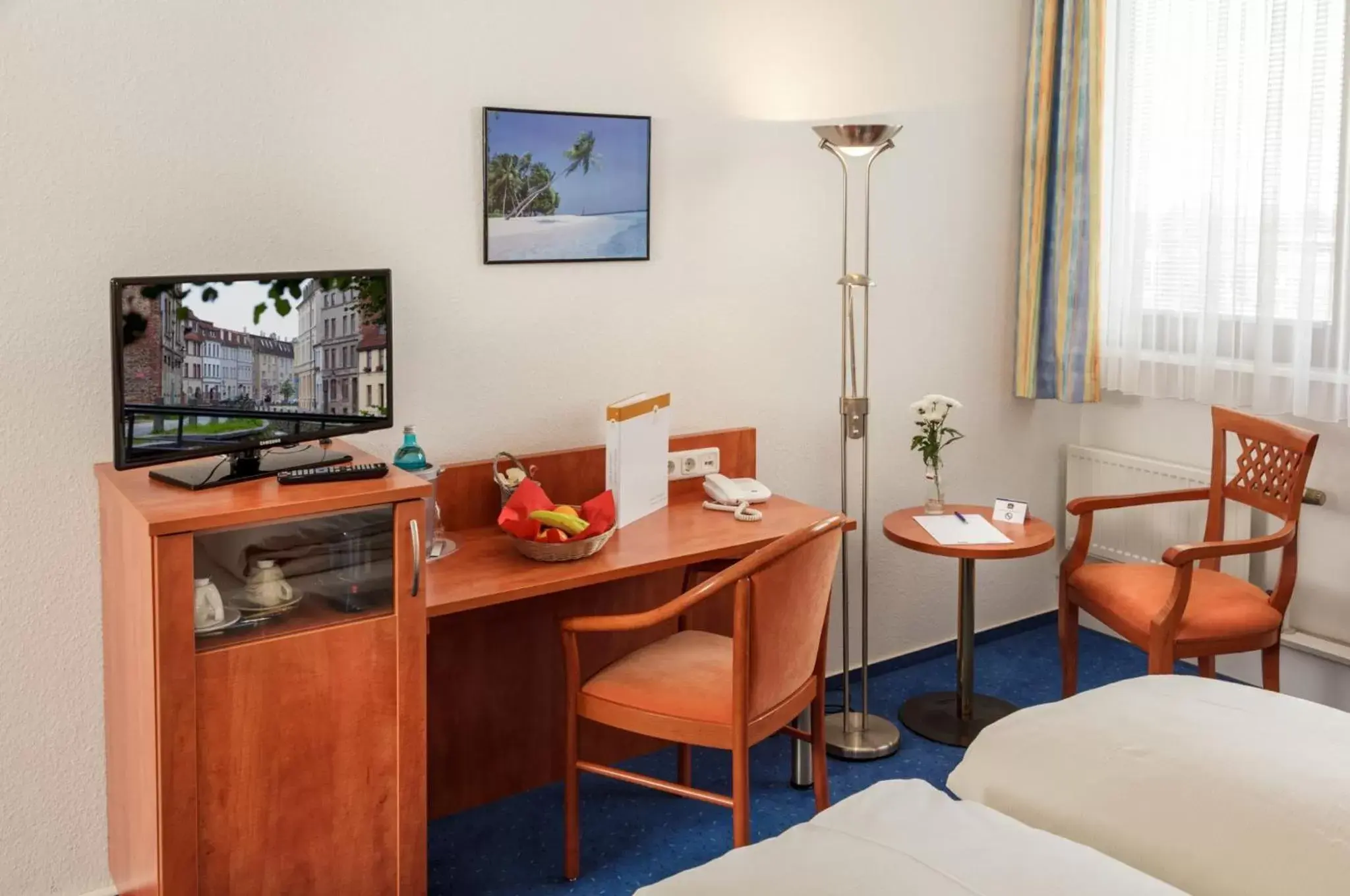 Photo of the whole room, TV/Entertainment Center in Best Western Comfort Business Hotel Düsseldorf-Neuss