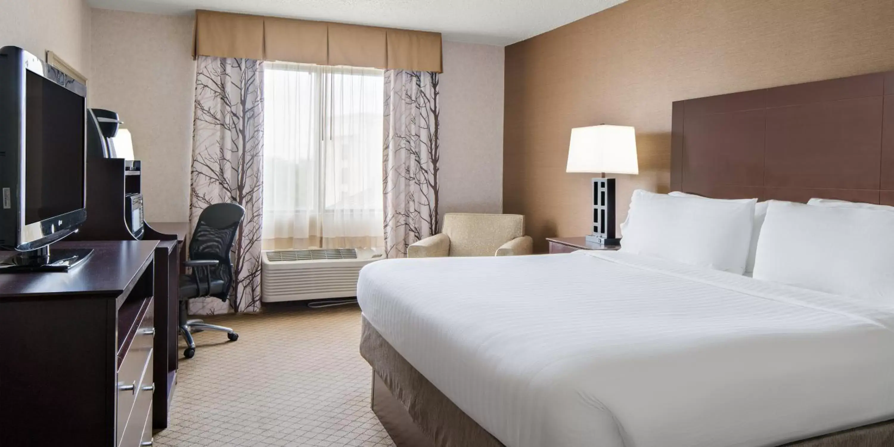 Photo of the whole room, Bed in Holiday Inn Express Grove City - Premium Outlet Mall, an IHG Hotel