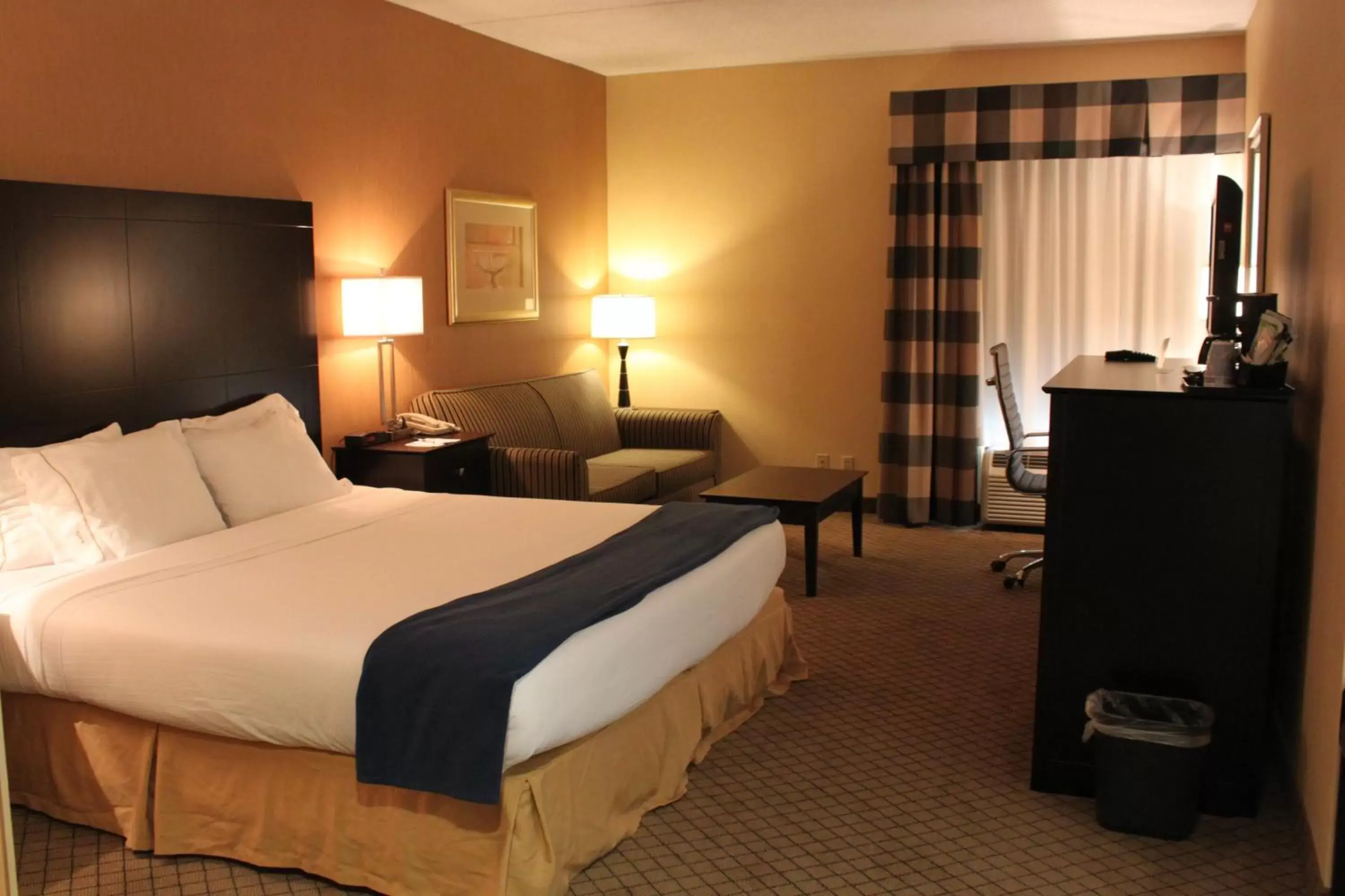 Photo of the whole room, Bed in Holiday Inn Express Lewisburg - New Columbia, an IHG Hotel